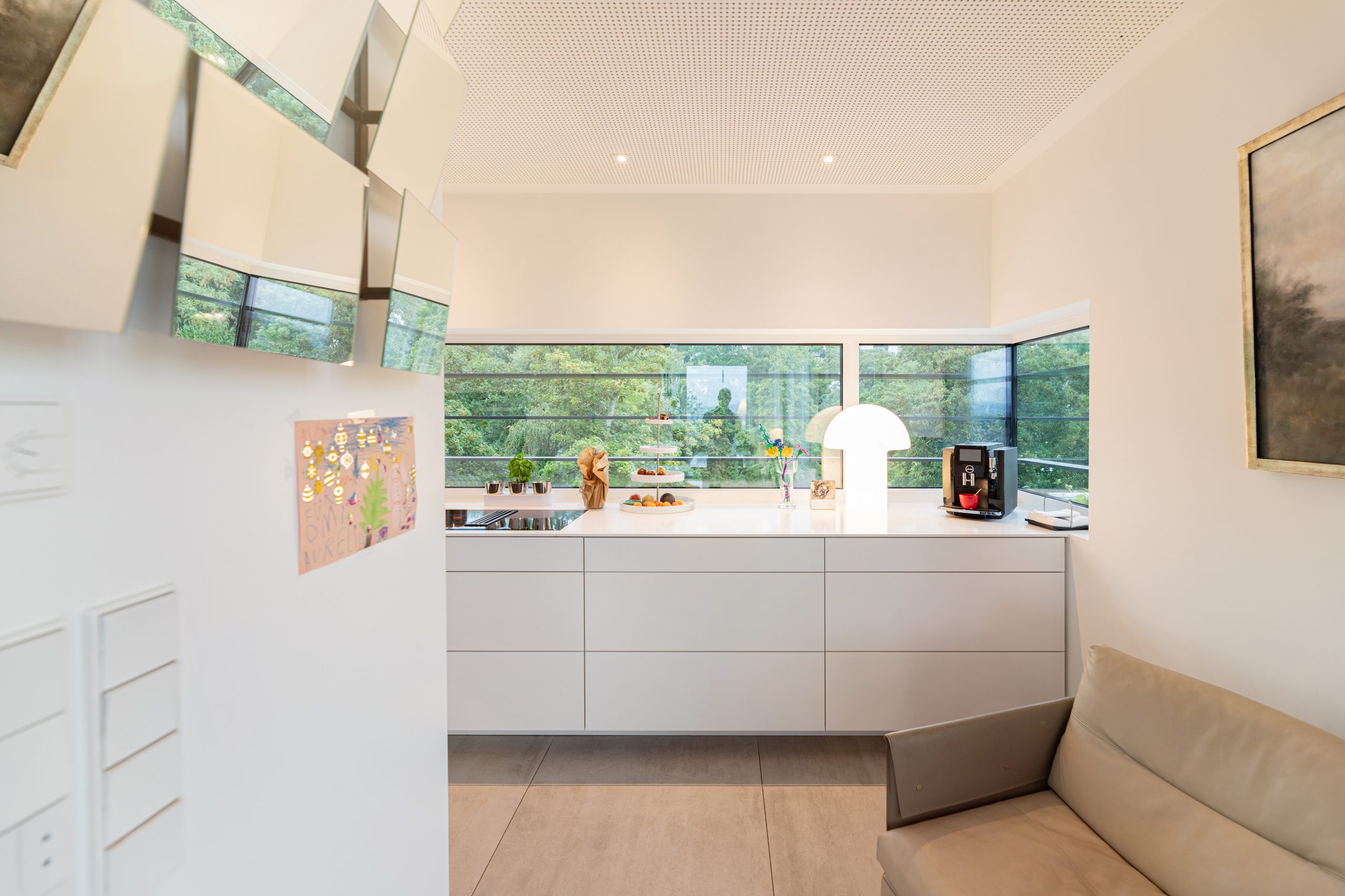 Gemütliche Pauseecke mit Kunst in der Küche