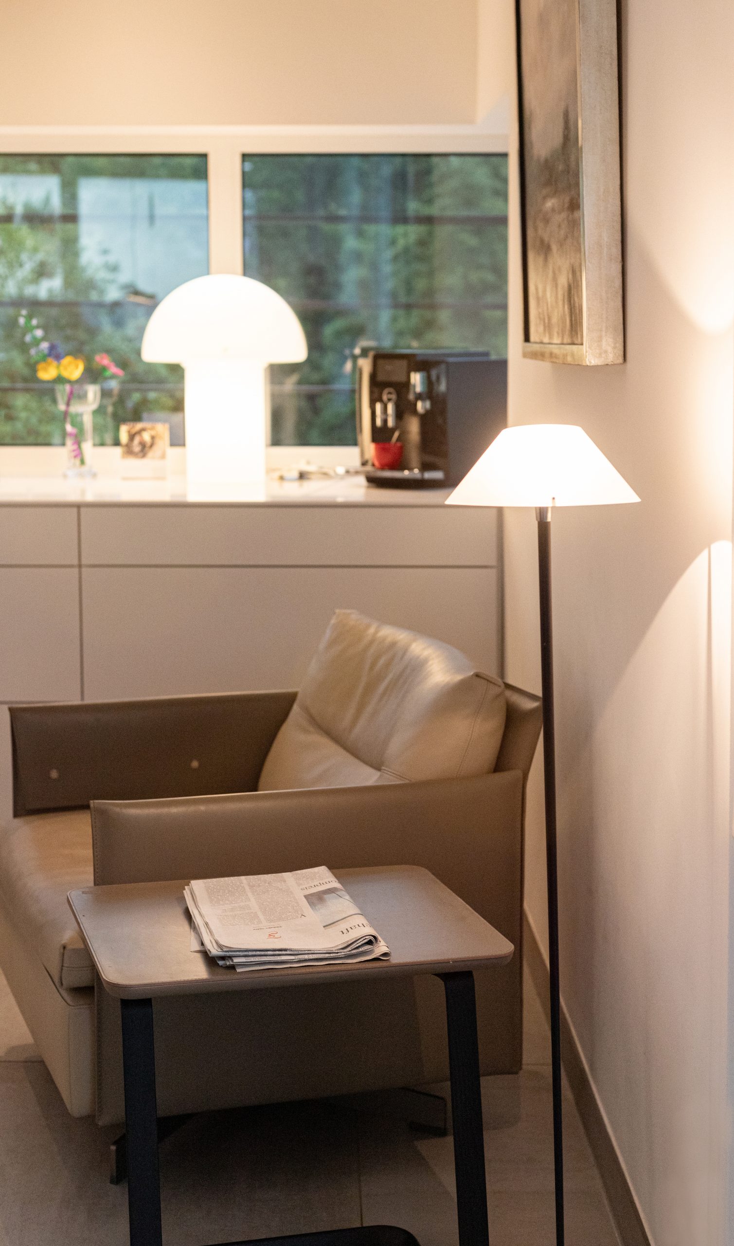 Gemütliche Pauseecke mit Kunst in der Küche