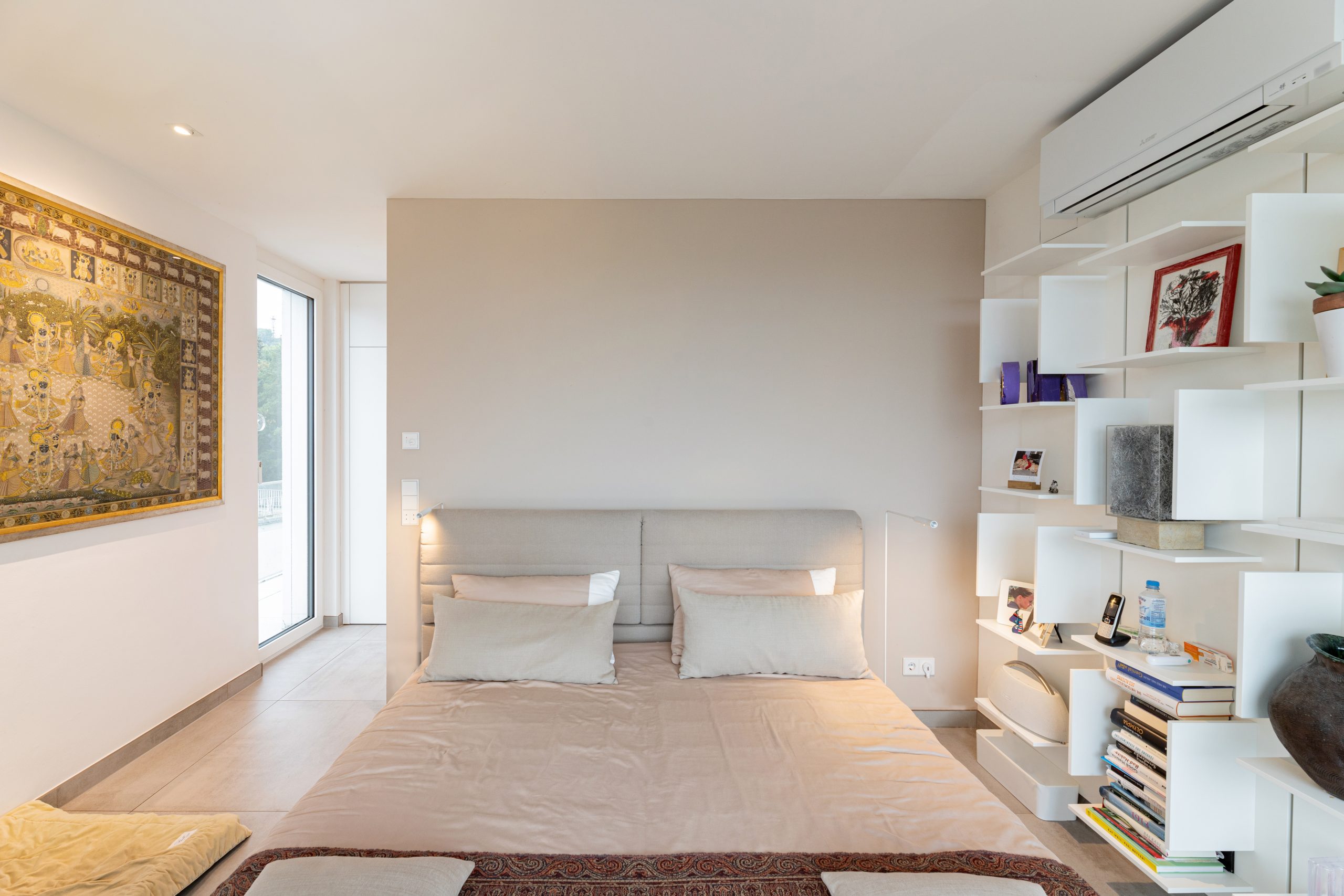 Hauptschlafzimmer mit ruhiger, klarer und moderner Raumausstattung