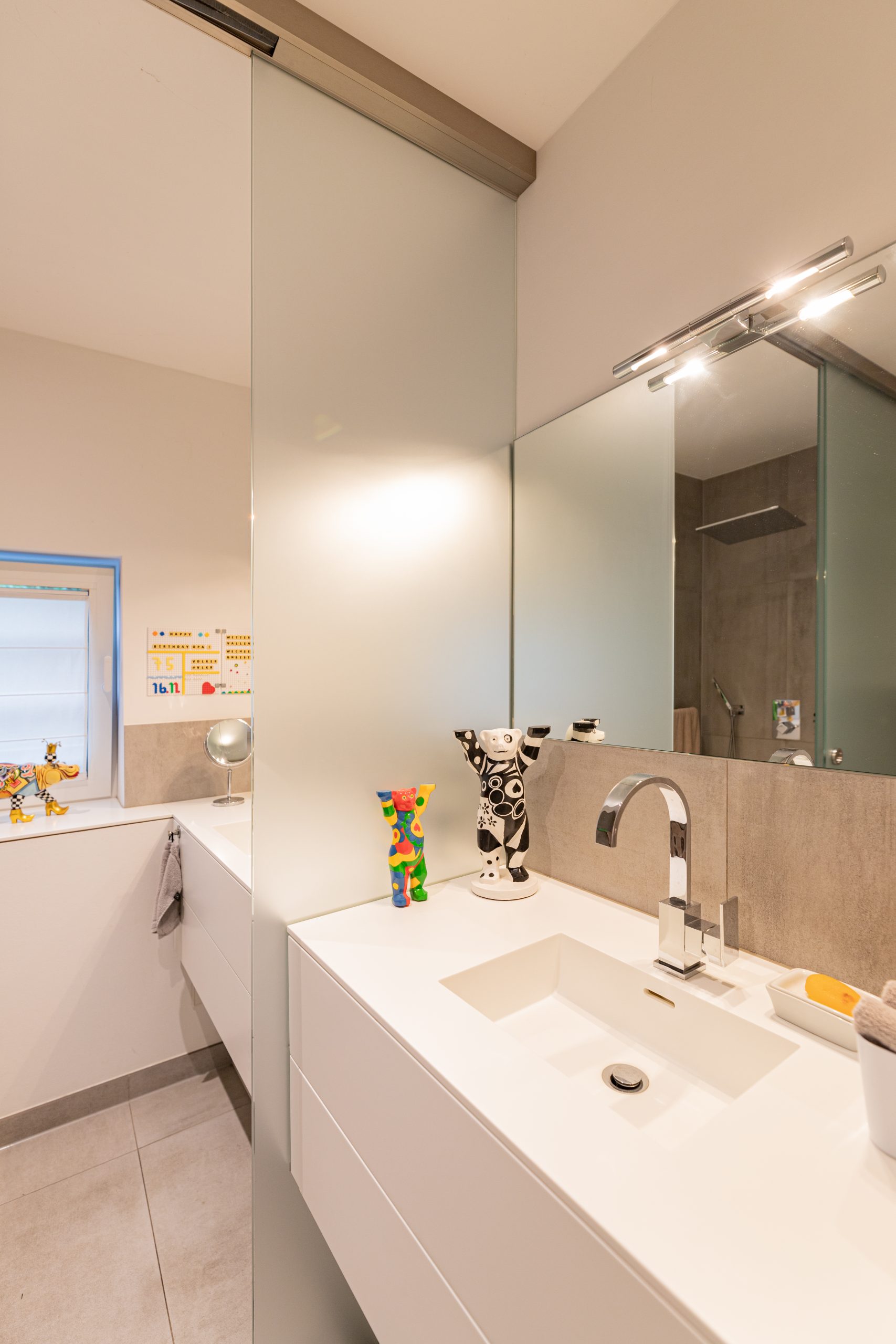 Nach Maß gefertigte Waschtische und Dusche im modernen Baddesign