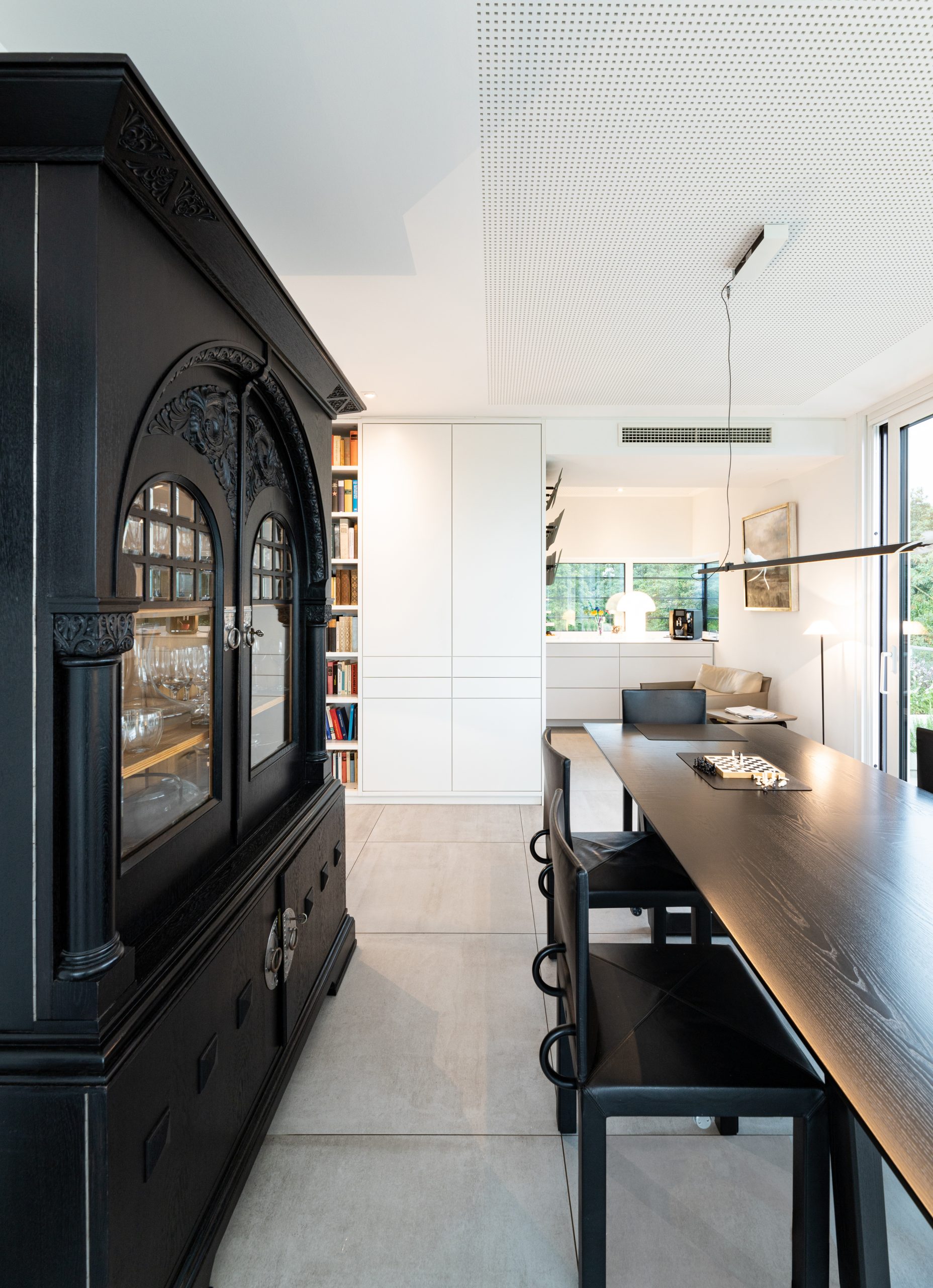 Premium-Esszimmer mit Blick auf den Rhein und nachhaltiger Synergie zwischen Alt und Neu