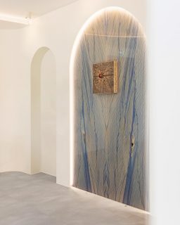 Ein besonderer Meilenstein.
Die erste Phase der Sanierung von Haus Mariengart ist abgeschlossen – ein Ort voller Geschichte, Geist und Hingabe. Und in genau einem Monat feiern wir ein weiteres Highlight: die erste internationale Übertragung zum 100-jährigen Jubiläum des Mariengart Schönstatt-Frauenbundes – live aus der neu gestalteten Kapelle.
Das gestalterische Konzept wurde bewusst entwickelt – durchdacht, mit klarer Orientierung an der Symbolik und der Geschichte des Ortes. Maria und der Garten standen dabei im Zentrum: eine Idee, die sich in der Architektur, der Raumwirkung und in der Auswahl authentischer Materialien widerspiegelt. Trotz begrenztem Raum haben wir diese Linie gehalten und dem Ort eine klare, zeitgemäße Sprache gegeben.
Ein visionäres Projekt, möglich gemacht durch ein großartiges Team aus Planerinnen, Fachleuten, Handwerkerinnen und vielen engagierten Menschen. Unterschiedliche Hintergründe, eine gemeinsame Mission – und trotz zahlreicher Kompromisse sind außergewöhnliche Ergebnisse entstanden, die diesen besonderen Ort neu erstrahlen lassen.
Hier ein paar erste Eindrücke von unserem Weg.
 Wir halten euch auf dem Laufenden – das große Finale kommt bald.
 Und wir können es kaum erwarten, es mit euch zu teilen.
Mehr über den Mariengart Schönstatt-Frauenbund:
 👉 www.s-frauenbund.de

@dasgutelicht @prolicht.at @akustik_plus @artewalls 
@zimmer_natursteine  @cmiadesign @tischlerei.nengel.gmbh @dorring_mobile_trennwand @dominicbruning 

#vallendar #schönstatt #mariengart #kapelle #sanierung #cmiadesign #innenarchitektur #azul #sakral #innenarchitekturkoblenz #koblenz #nauort #montabaur #bonn #köln #beirut #brasil #portugal #internationaldesign #100years #höhrgrenzhausen