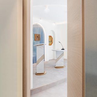 Ein besonderer Meilenstein.

Die erste Phase der Sanierung von Haus Mariengart ist abgeschlossen – ein Ort voller Geschichte, Geist und Hingabe. Und in genau einem Monat feiern wir ein weiteres Highlight: die erste internationale Übertragung zum 100-jährigen Jubiläum des Mariengart Schönstatt-Frauenbundes – live aus der neu gestalteten Kapelle.
Das gestalterische Konzept wurde bewusst entwickelt – durchdacht, mit klarer Orientierung an der Symbolik und der Geschichte des Ortes. Maria und der Garten standen dabei im Zentrum: eine Idee, die sich in der Architektur, der Raumwirkung und in der Auswahl authentischer Materialien widerspiegelt. Trotz begrenztem Raum haben wir diese Linie gehalten und dem Ort eine klare, zeitgemäße Sprache gegeben.
Ein visionäres Projekt, möglich gemacht durch ein großartiges Team aus Planerinnen, Fachleuten, Handwerkerinnen und vielen engagierten Menschen. Unterschiedliche Hintergründe, eine gemeinsame Mission – und trotz zahlreicher Kompromisse sind außergewöhnliche Ergebnisse entstanden, die diesen besonderen Ort neu erstrahlen lassen.
Hier ein paar erste Eindrücke von unserem Weg.
 Wir halten euch auf dem Laufenden – das große Finale kommt bald.
 Und wir können es kaum erwarten, es mit euch zu teilen.
Mehr über den Mariengart Schönstatt-Frauenbund:
 👉 www.s-frauenbund.de

@dasgutelicht @prolicht.at @akustik_plus @artewalls 
@zimmer_natursteine  @cmiadesign @tischlerei.nengel @dorring_mobile_trennwand @dominicbruning 

#vallendar #schönstatt #mariengart #kapelle #sanierung #cmiadesign #innenarchitektur #international #sakral #chapel #heiligemaria #montabaur #koblenz #nauort #sanierung #authentic #designwithstory #storytelling #designmitsinn