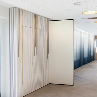 Ein besonderer Meilenstein.
Die erste Phase der Sanierung von Haus Mariengart ist abgeschlossen – ein Ort voller Geschichte, Geist und Hingabe. Und in genau einem Monat feiern wir ein weiteres Highlight: die erste internationale Übertragung zum 100-jährigen Jubiläum des Mariengart Schönstatt-Frauenbundes – live aus der neu gestalteten Kapelle.
Das gestalterische Konzept wurde bewusst entwickelt – durchdacht, mit klarer Orientierung an der Symbolik und der Geschichte des Ortes. Maria und der Garten standen dabei im Zentrum: eine Idee, die sich in der Architektur, der Raumwirkung und in der Auswahl authentischer Materialien widerspiegelt. Trotz begrenztem Raum haben wir diese Linie gehalten und dem Ort eine klare, zeitgemäße Sprache gegeben.
Ein visionäres Projekt, möglich gemacht durch ein großartiges Team aus Planerinnen, Fachleuten, Handwerkerinnen und vielen engagierten Menschen. Unterschiedliche Hintergründe, eine gemeinsame Mission – und trotz zahlreicher Kompromisse sind außergewöhnliche Ergebnisse entstanden, die diesen besonderen Ort neu erstrahlen lassen.
Hier ein paar erste Eindrücke von unserem Weg.
 Wir halten euch auf dem Laufenden – das große Finale kommt bald.
 Und wir können es kaum erwarten, es mit euch zu teilen.
Mehr über den Mariengart Schönstatt-Frauenbund:
 👉 www.s-frauenbund.de

@dasgutelicht @prolicht.at @akustik_plus @artewalls 
@zimmer_natursteine  @cmiadesign @tischlerei.nengel.gmbh @dorring_mobile_trennwand @dominicbruning 

#vallendar #schönstatt #mariengart #kapelle #sanierung #cmiadesign #innenarchitektur #highend #koblenz #montabaur #frauenpower #interiordesign