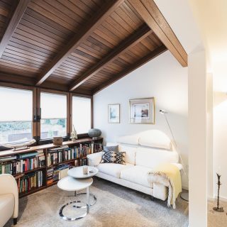 Klare Linien, warme Naturmaterialien und eine hochwertige Holzdecke bringen Struktur und Gemütlichkeit in diesen sanierten Bereich. Mit Occhio-Licht, smarter Stauraumlösung und einer kleinen Leseecke zeigt der Innenausbau, wie Renovation heute aussehen kann: modern, hochwertig und alltagstauglich. 

Kunst: #brunobruni 
Licht: @haulichtdesign 
Möbel: @schmitt_raumdesign 

@christine_kroencke @bw_bielefelderwerkstaetten 

#innenarchitektur #innenausbau #renovation #sanierung #montabaur #koblenz #occhio #holzdecke #leseecke #hochwertig #gemütlich #interiordesign #cmiadesign #cmiainnenarchitektur #bauimbestand #westerwald #boppard #cmia #bielefelderwerkstätten #bibliothek #library #books #lounge