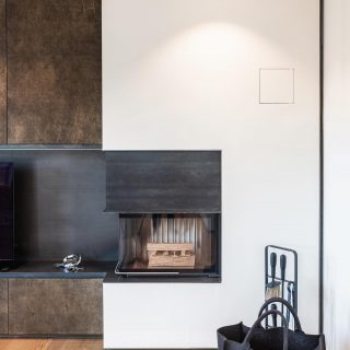 www.c-mia.de

Ein Kamin in einem modernisierten Raum entfaltet eine ruhige, kraftvolle Wirkung.
Hier trifft die Wärme des Holzes auf einen klaren Rahmen aus dunklem Stahl. Der Kamin ist in einen Wandschrank eingelassen, dessen Fronten aus afrikanischer Baumrinde von Barktex bestehen. Die natürliche Textur steht im spannenden Dialog zur reduzierten Architektur und setzt ein zurückhaltendes, aber markantes Statement im Raum.

Kamin @quetlich_feuerkultur 
Schreiner @schreinerei_nollen
  @barktex_barkcloth 
Raumausstattung @schmitt_raumdesign 
Licht @haulichtdesign 

#barktex #africa #nachhaltig #kamin #occhio #sanierung #modernisierung #innenarchitektur #koblenz #montabaur #openplan #bauimbestand #interiordesigngermany #modernerwohnen #cmia #cmiainnenarchitektur #cmiadesign