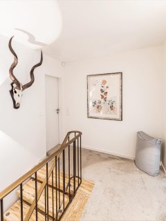 Handgefertigte Kunstwerke und bewusst ausgewählte Details setzen persönliche Akzente und verbinden den Raum mit Natur und hochwertiger Lifestyle-Kultur. Hier entsteht Ruhe, ohne je langweilig zu werden.

Ein klarer, moderner Flur: Travertin-Treppe, stille Materialien, Kunst mit organischer Präsenz und Akzentlicht, das den Raum nur dann hervorhebt, wenn es wirklich etwas zu sagen gibt. Pure Gelassenheit in architektonischer Form. 

#noanimalswereharmed #bauimbestand #interiorstyling #moderninterior #kunstiminterior #cmiainnenarchitektur #cmiadesign #travertin #innenarchitektur #koblenz #montabaur #westerwald #exklusivesdesign #occhio #highenddesign #patrikrubinstein #cmia