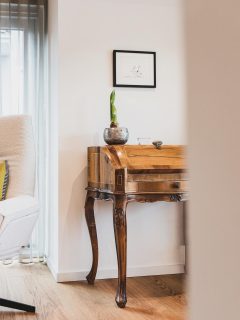 Nachhaltig zu denken heißt auch, vorhandene Möbel bewusst zu integrieren. Charaktervolle Stücke setzen in modernisierten Räumen einen hochwertigen Kontrast und verleihen dem neuen Raumgefüge Tiefe. 

Mit einer Innenarchitektur, die Materialien, Farben und Bestandsobjekte gezielt zusammenführt, entsteht eine ruhige, harmonische Atmosphäre, dort, wo Alt und Neu sich gegenseitig stärken.

#cmia #cmiainnenarchitektur #cmiadesign #nachhaltig #innenarchitekturkoblenz #innenarchitekturmontabaur #luxury #premiumdesign #classicdesign