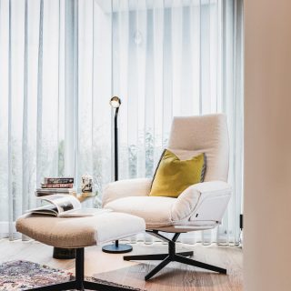 Nach der nachhaltigen Modernisierung einer gesamten Etage hat sich die Raumstruktur komplett verändert: Aus mehreren kleinen Zimmern wurde ein großzügiger, heller Open Space mit Kamin, Essbereich, Wohnzimmer und einer neuen Lounge, die als ruhiges Zentrum dient. Eine klare, funktionale Neuordnung, die zeigt, wie sehr Architektur den Alltag verändern kann.

Die Kombination aus bestehenden Materialien, neuen Oberflächen und gezielten Akzenten formt einen eleganten, zeitlosen Raum, der Offenheit schafft und dennoch Struktur bietet. Ein Zuhause, das leicht wirkt, großzügig ist und alle Funktionen harmonisch miteinander verbindet.

Innenarchitektur @cmiadesign www.c-mia.de
Möbel @schmitt_raumdesign 
Licht @haulichtdesign 
Schreiner @schreinerei_nollen 
Kamin @quetlich_feuerkultur 

#innenarchitekturkoblenz #koblenz #oberwerth #montabaur #westerwald #architekturkoblenz #interiordesign #raumausstattung #cmia #cmiainnenarchitektur #cmiadesign #occhio #romerobritto 

@occhio_lighting 
@bw_bielefelderwerkstaetten 
@interluebke_