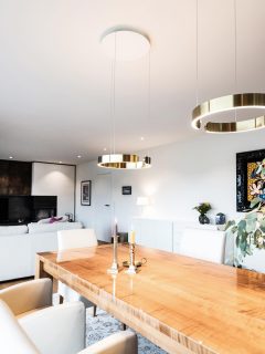 Nach der nachhaltigen Modernisierung einer ganzen Etage und dem Rückbau der alten Raumtrennwand ist aus mehreren kleinen Zimmern ein großzügiger Open Space entstanden – mit Kamin, Essbereich, Wohnzimmer und einer entspannten Lounge. Genau die Art Transformation, bei der man spürt, wie Architektur plötzlich atmen kann.

Zusammen mit warmen Farbakzenten und farbenfroher Kunst entsteht ein spannender Kontrast zu den ruhigen, neutralen Grundtönen und festen Einbauten. Modern, klar, nachhaltig und vor allem: charaktervoll.

Möbel @schmitt_raumdesign 
Licht @haulichtdesign @occhio_lighting 

#bauimbestand #interiordesign #cmiadesign #cmia #cmiainnenarchitektur #innenarchitekturkoblenz #raumausstattung #romerobritto #koblenz #oberwerth #montabaur #westerwald #stilhaus