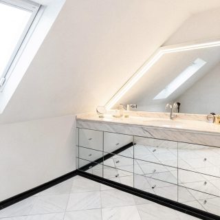 Masterbad in modern-neoklassischem Look: monochromer Naturstein, gespiegelt für maximale Weite, und eine dekorative Verlegung, die dem Raum Architektur gibt. Großzügige Flächen, klare Linien und ein harmonisches, zeitloses Gesamtbild.

naturstein @zimmer_natursteine 

#innenarchitekturkoblenz #interiordesignkoblenz #interiordesign #natursteinbad #neoklassischmodern #neoclassic #modern #masterbad #interiorarchitectur #koblenzdesign #koblenzinterior #innenarchitektin #cmiainnenarchitektur #cmiadesign #cmia #wohnenmitstil #baddesignideen #modernbathroomdesign #blackandwhite #monochrom #montabaur #koblenz #westerwald #naturstein #highend