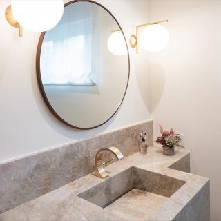 Gäste-Bad designed mit massivem Holz, Natursteinquarzit und edlen Armaturen in gebürstetem Gold . Der harmonische Mix aus warmen und kühlen Materialien schafft ein gemütliches Ambiente und transportiert hohen Lifestyle – schlicht, elegant und luxuriös. 

Naturstein @zimmer_natursteine 
Schreinerei @schreinerei_nollen 
Raumausstattung @schmitt_raumdesign 
Licht @haulichtdesign 
Bad Armaturen @dornbracht_official 
Glas @glas_opavsky 
Photo @bruening.interiors 

#Raumgestaltung #HochwertigesWohnen #ExklusivesDesign #ZeitlosesDesign #Wohninspiration #Architekturdesign #Handwerk #Manufaktur #InteriorInspiration #Interiordetails

#Koblenz #Montabaur #Westerwald #RheinlandPfalz #InnenarchitekturKoblenz #InnenarchitekturMontabaur #InteriorKoblenz #WohneninKoblenz #DesigninKoblenz
#cmiainnenarchitektur #cmiadesign #dornbrachtofficial #flos #michaelanastassiades