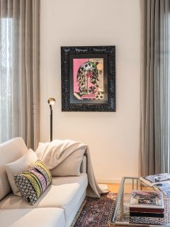 Nach der nachhaltigen Modernisierung einer ganzen Etage und dem Rückbau der alten Raumtrennwand ist aus mehreren kleinen Zimmern ein großzügiger Open Space entstanden – mit Kamin, Essbereich, Wohnzimmer und einer entspannten Lounge. Genau die Art Transformation, bei der man spürt, wie Architektur plötzlich atmen kann.

Edle Materialien setzen das neue Raumgefühl in Szene: Unter anderem Baumrinde aus Afrika von Barktex sowie sorgfältig bewahrte Bestandsmaterialien. Zusammen mit warmen Farbakzenten und farbenfroher Kunst entsteht ein spannender Kontrast zu den ruhigen, neutralen Grundtönen und festen Einbauten. Modern, klar, nachhaltig und vor allem: charaktervoll.

Möbel @schmitt_raumdesign 
Licht @haulichtdesign

#bauimbestand #interiordesign #cmiadesign #cmia #cmiainnenarchitektur #innenarchitektur #raumausstattung #romerobritto #koblenz #montabaur #oberwerth 
@bw_bielefelderwerkstaetten @occhio_lighting @interluebke_