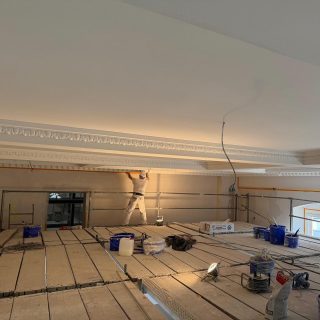 Großzügige Proportionen, hohe Fensterachsen und eine beeindruckende historische Kassettendecke prägen diesen Raum. Solche Altbauwohnungen aus der Gründerzeit erzählen Geschichte – in ihren Details, in ihrem Licht, in ihrer Architektur.

Bei diesem Projekt steht eine behutsame Sanierung im Mittelpunkt. Ziel ist es, die historische Substanz sichtbar zu bewahren und gleichzeitig eine zeitgemäße, ruhige Gestaltung einzubringen. Originale Elemente bleiben erhalten, neue Materialien und maßgefertigte Einbauten ergänzen den Raum zurückhaltend.

Eine Verbindung aus Geschichte und Gegenwart.
Authentisch, reduziert und zeitlos.

Innenarchitektur Koblenz – Projekt in Oberwerth.

#innenarchitektur #luxury #altbausanierung #koblenz #interiordesign