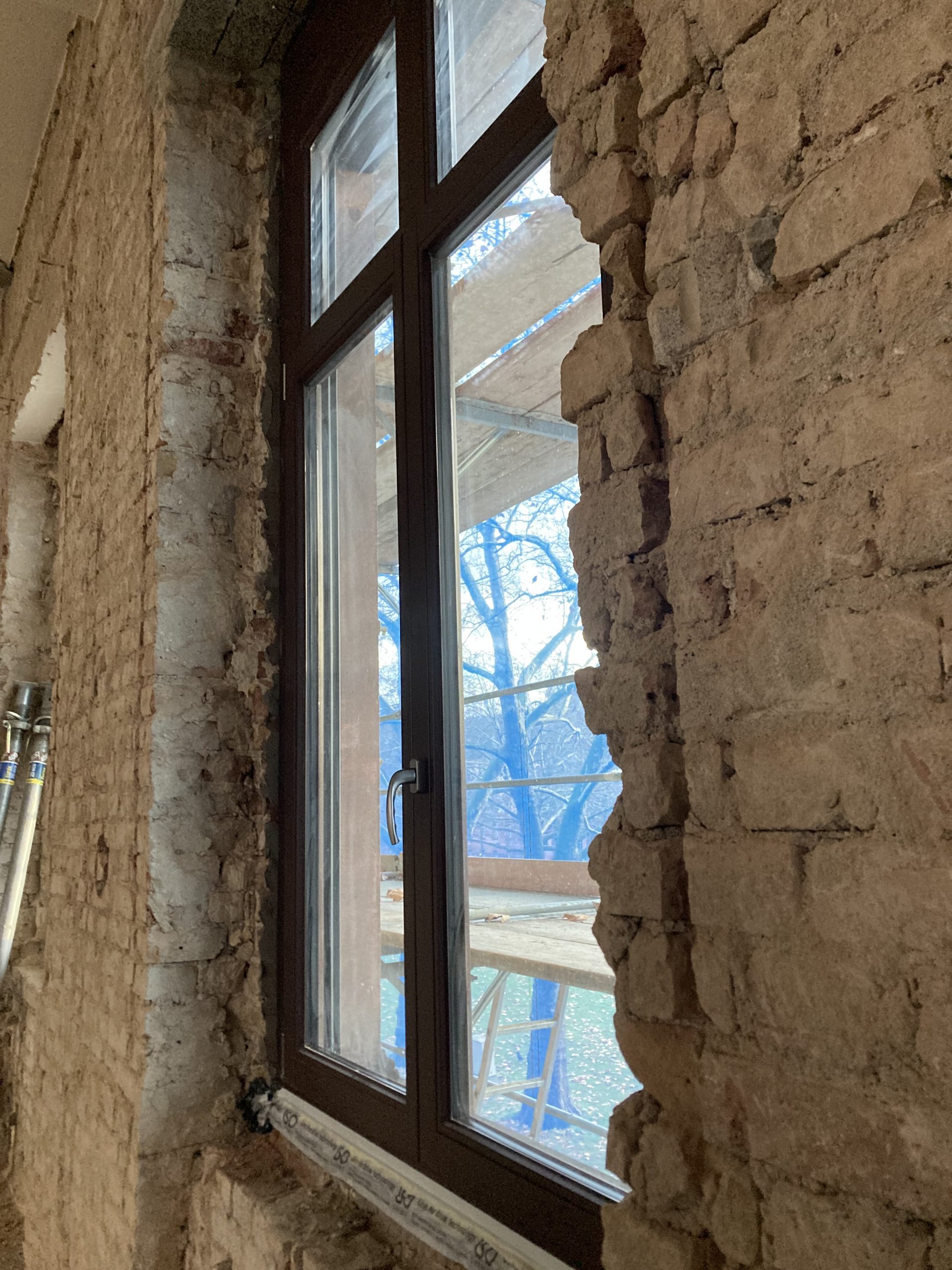 Eingebautes Musterfenster in denkmalgeschütztem Gebäude – Beispiel für hochwertige Fensterrestauration in Koblenz