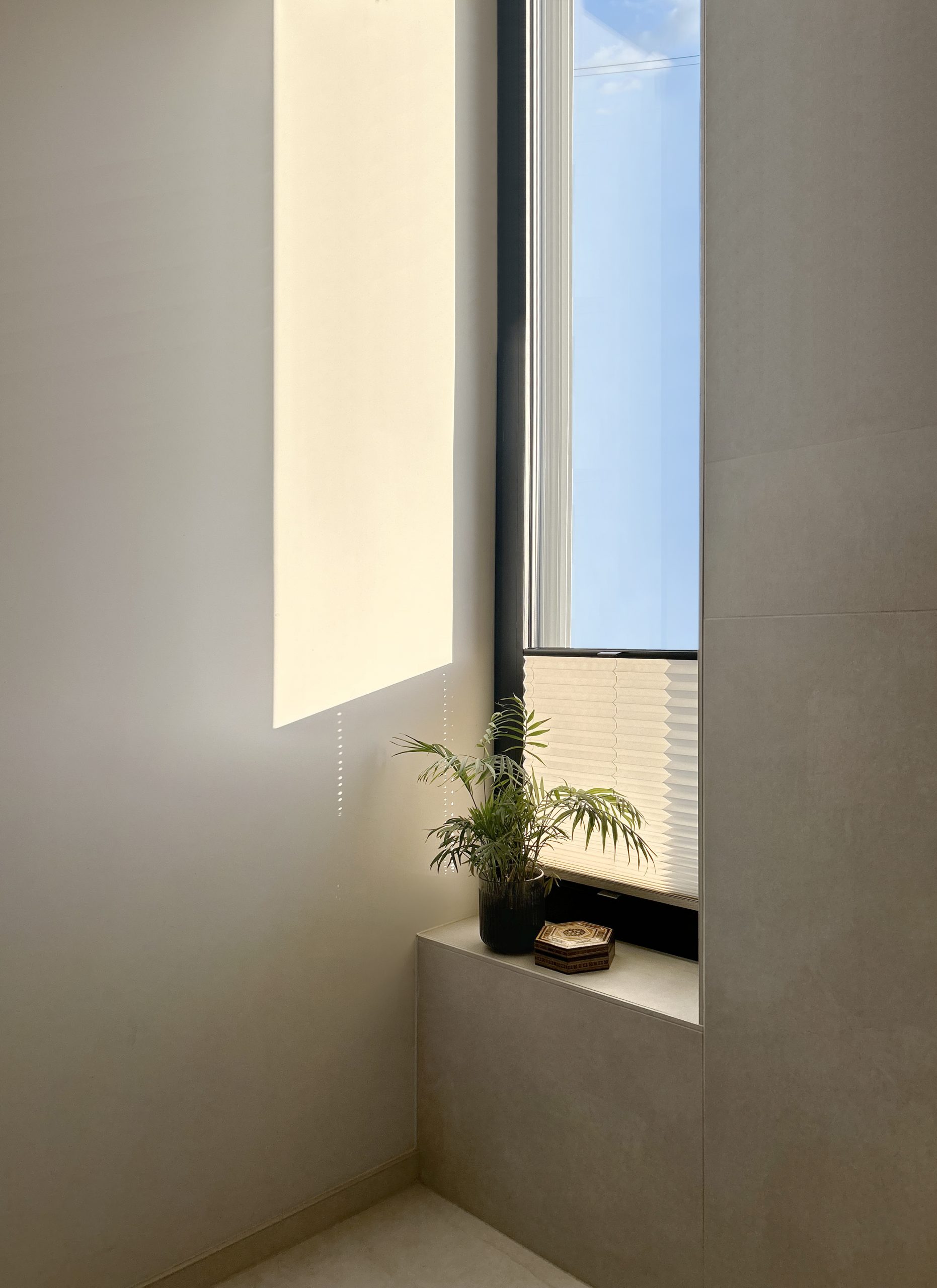 minimalistisches Design mit Raumhohe Fenstern. Materialien und Farben aus der natur.