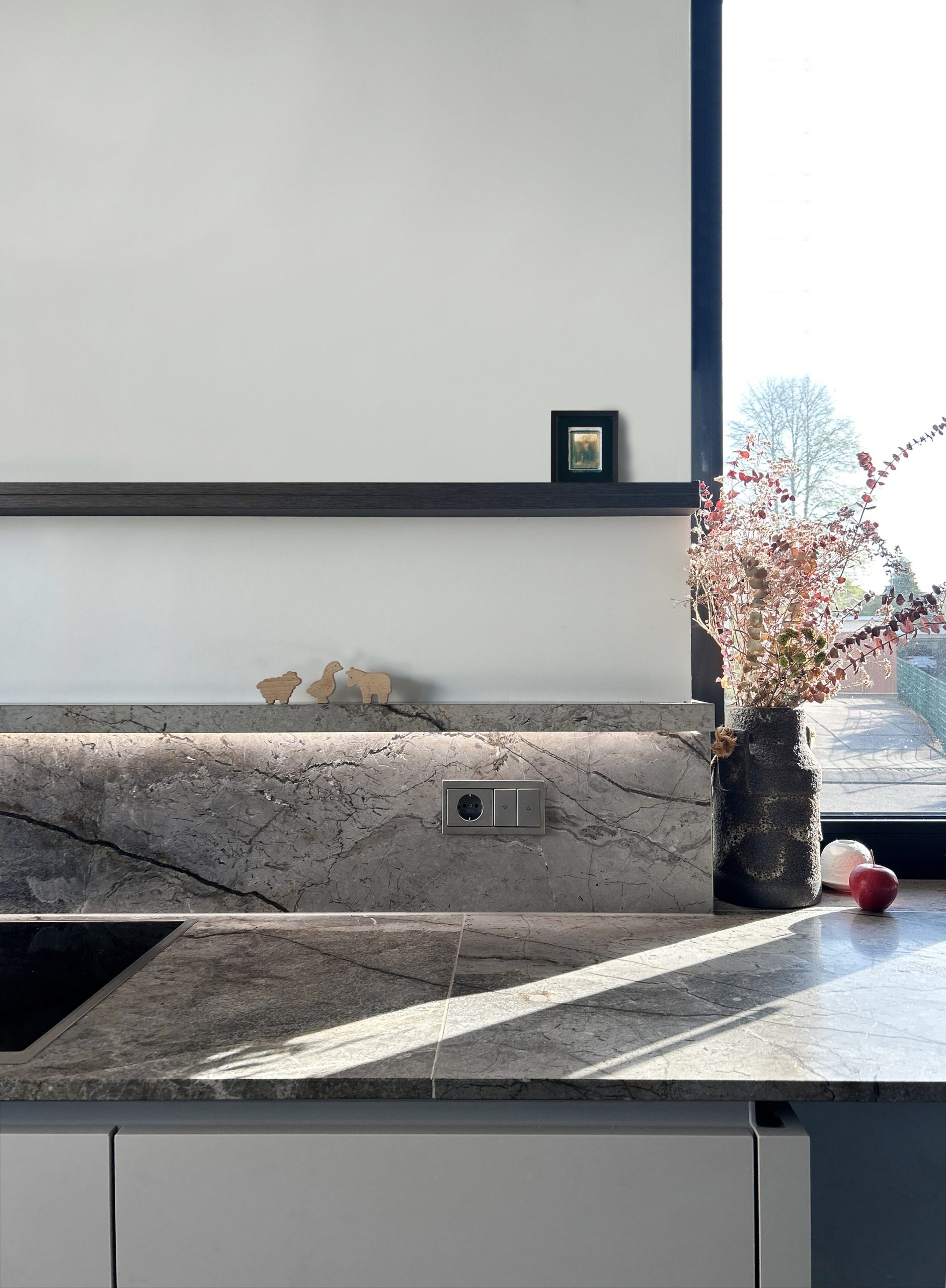 Silver Root Naturstein für eine elegante Küche im italienischen Stil – luxuriöse Arbeitsplatte aus Naturstein.