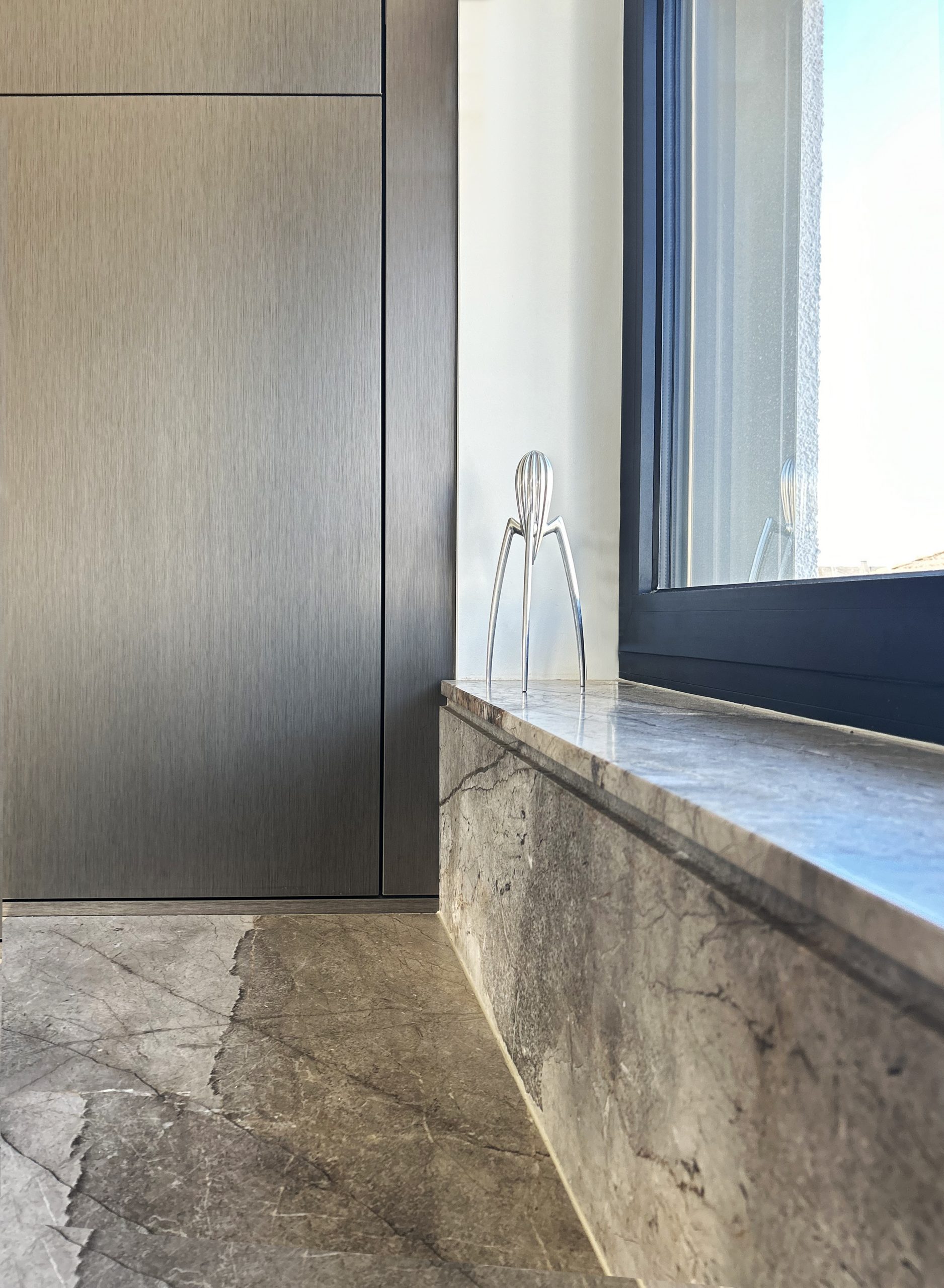 Silver Root Naturstein für eine elegante Küche im italienischen Stil – luxuriöse Arbeitsplatte aus Naturstein.