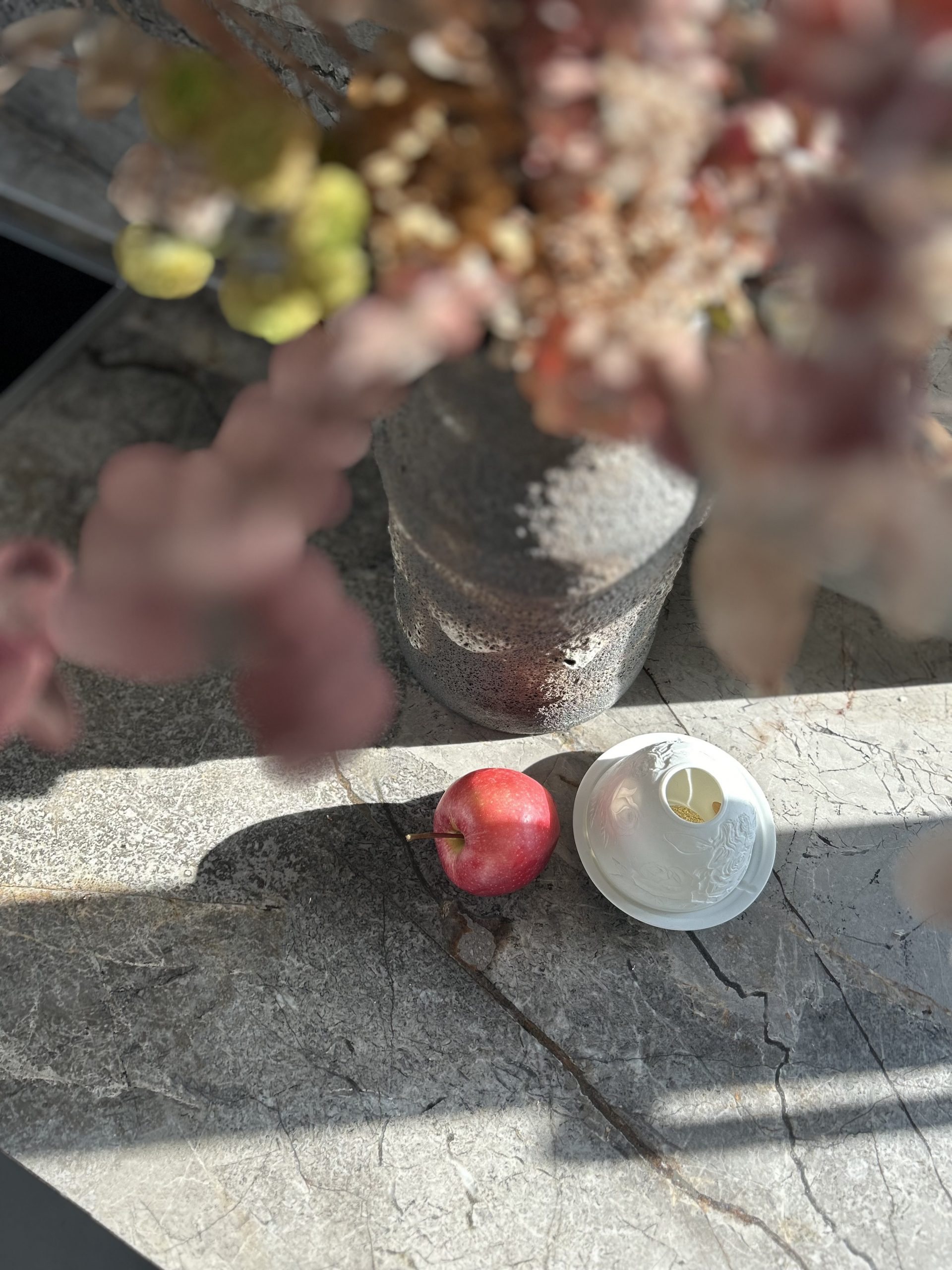 Silver Root Naturstein für eine elegante Küche im italienischen Stil – luxuriöse Arbeitsplatte aus Naturstein.