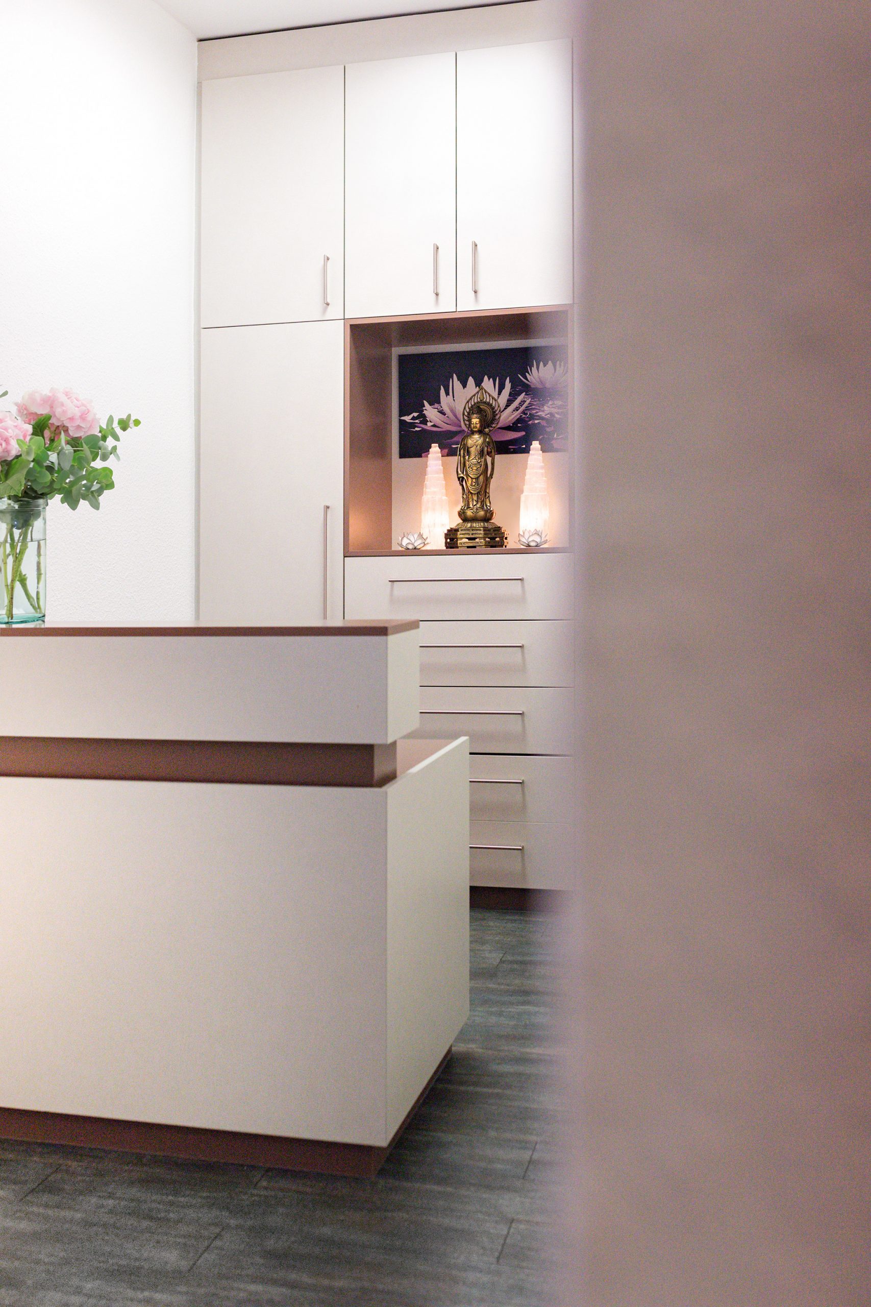 Harmonisches Empfangsbereich-Design einer Naturheilkundepraxis – modernes Interior Konzept von CMIA Innenarchitektur