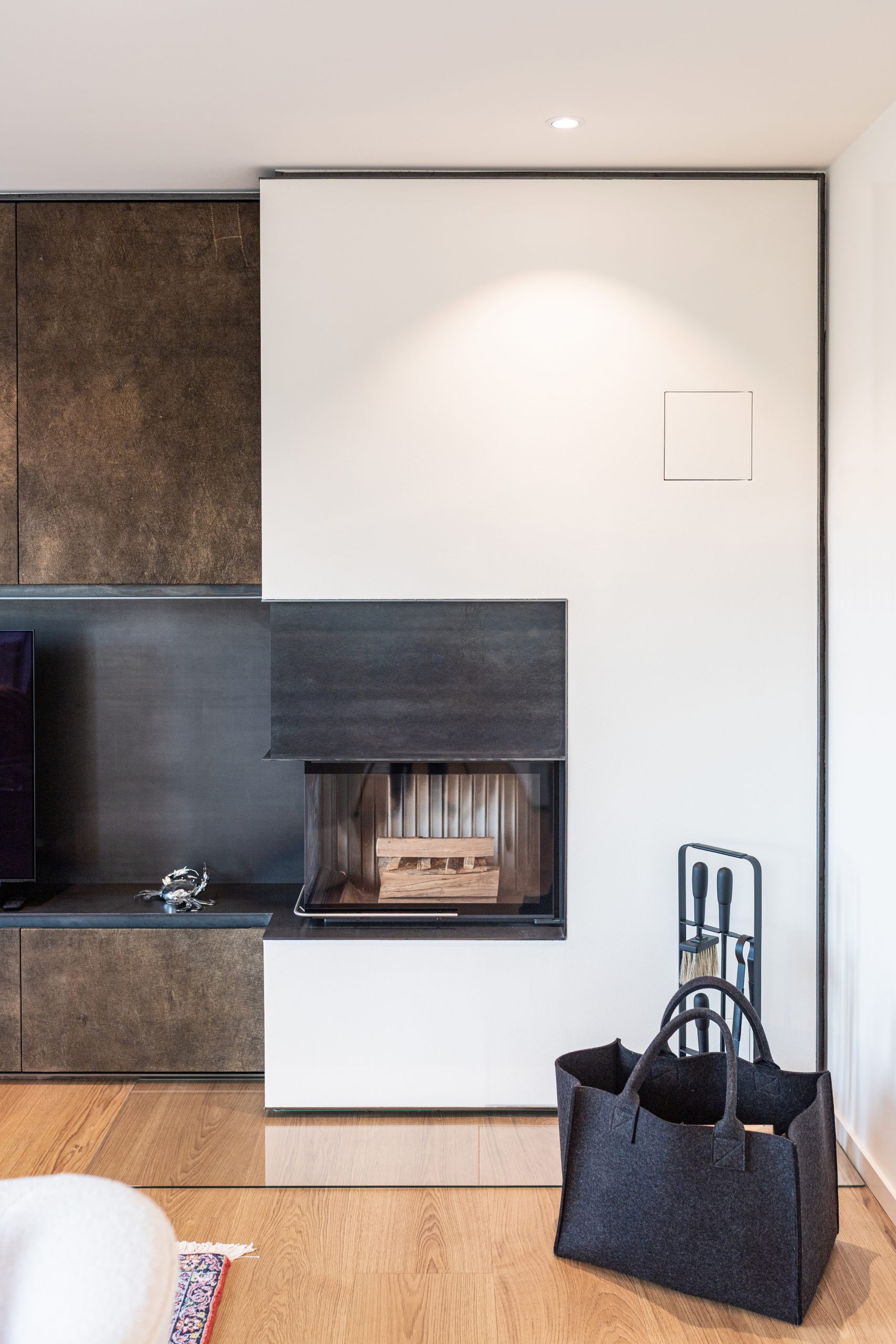 Nachhaltige Materialien stehen an erster Stelle und prägen den Charakter des Designs. Handgemachter Barktext aus Afrika, mit Liebe und Sorgfalt gefertigt, bringt Authentizität und Tiefe in den Raum. Edle Naturmaterialien inspirieren unsere kreative Arbeit und verleihen der Innenarchitektur eine zeitlose, hochwertige Ausdruckskraft.