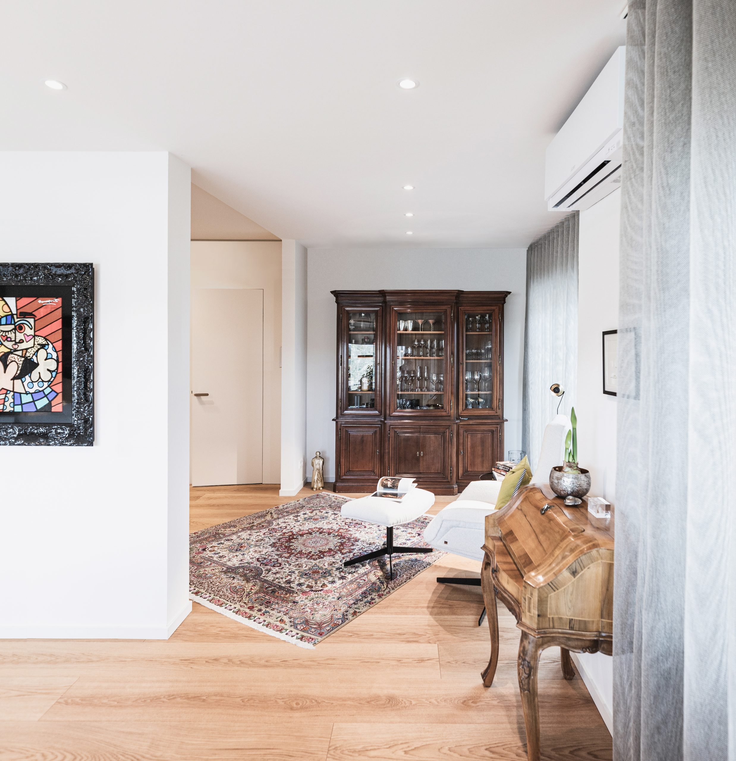 Occhio Leuchten bringen Eleganz und Modernität in Räume mit bestehenden massiven Designmöbeln aus Holz. Die hochwertige Lichtgestaltung schafft eine nachhaltige Verbindung von Alt und Neu und unterstreicht die zeitlose Ästhetik moderner Innenarchitektur.