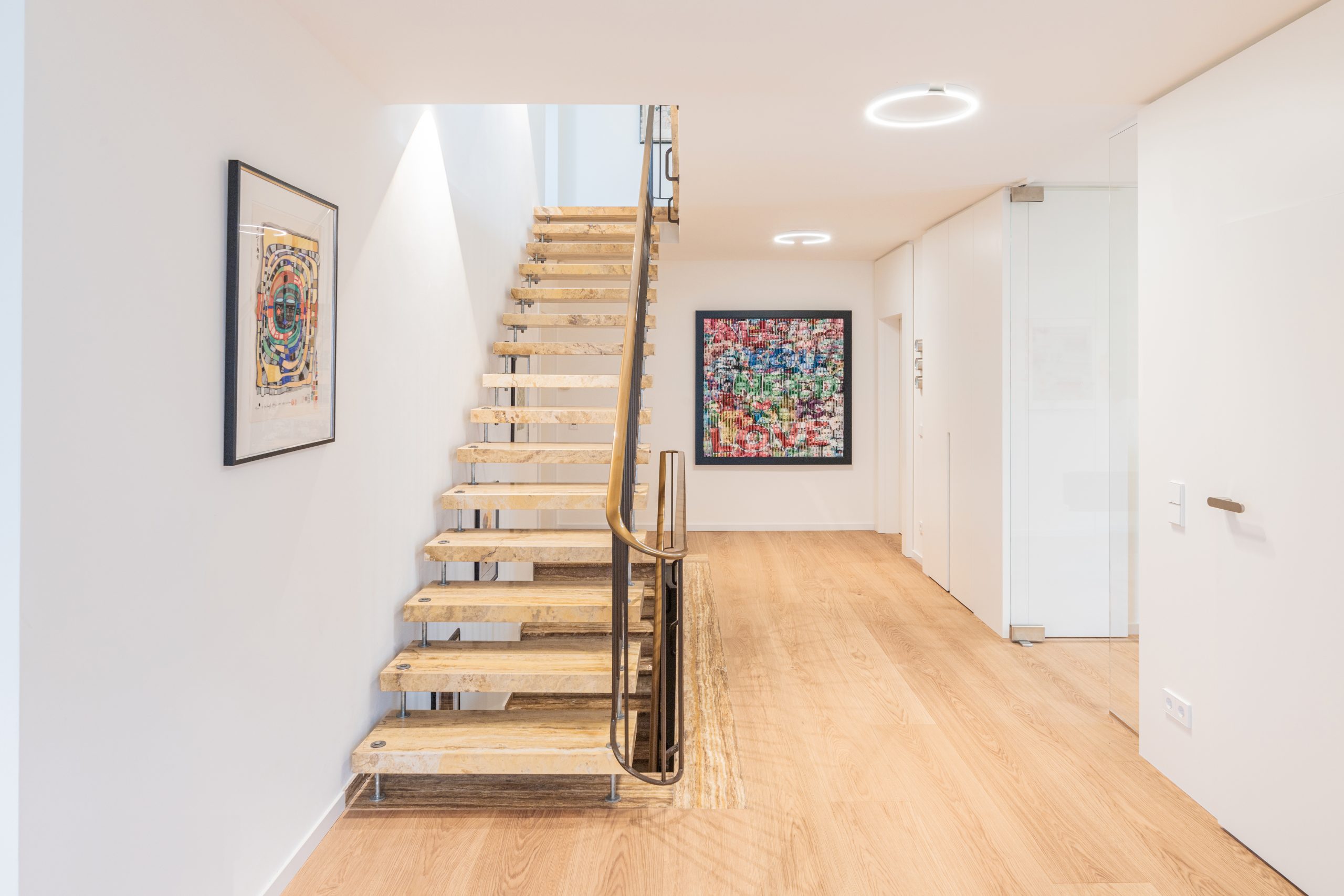 Klare Linien, versteckter smarter Stauraum und edle, massive Materialien prägen das Interior. Ergänzt durch die Kunst von Patrick Runbinsteinentsteht eine ruhige, hochwertige Innenarchitektur, in der Funktionalität und Ästhetik harmonisch zusammenwirken.