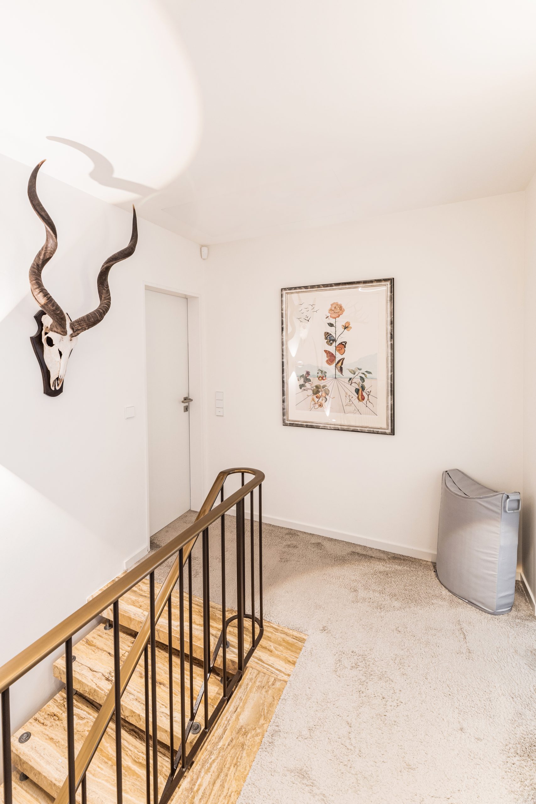 Travertin-Treppe mit floraler Kunst, die eine direkte Verbindung zur Natur herstellt und dem Raum eine hochwertige, organische Atmosphäre verleiht.