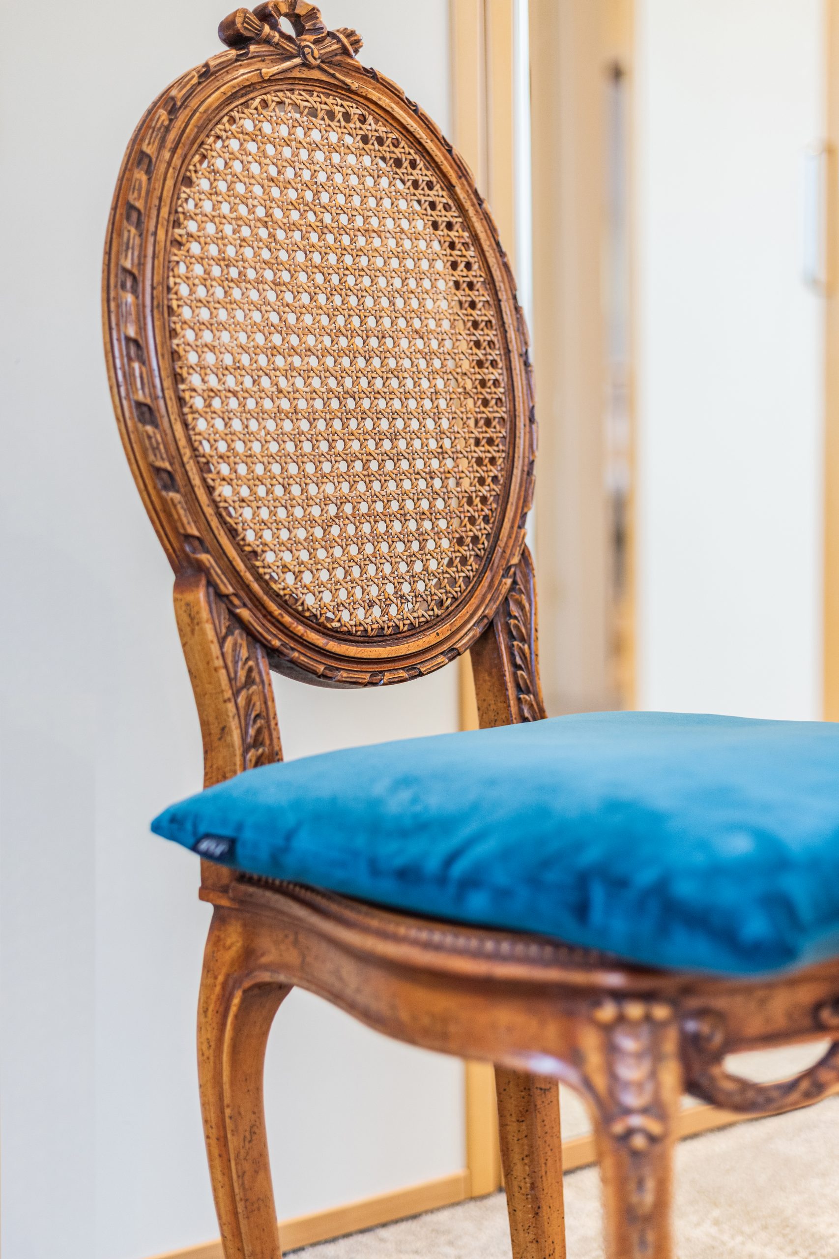 Ankleide mit klassischen Möbelakzenten im Kontrast zu modernen Schränken, die dem Raum Charakter, Eleganz und eine ausgewogene gestalterische Spannung verleihen.