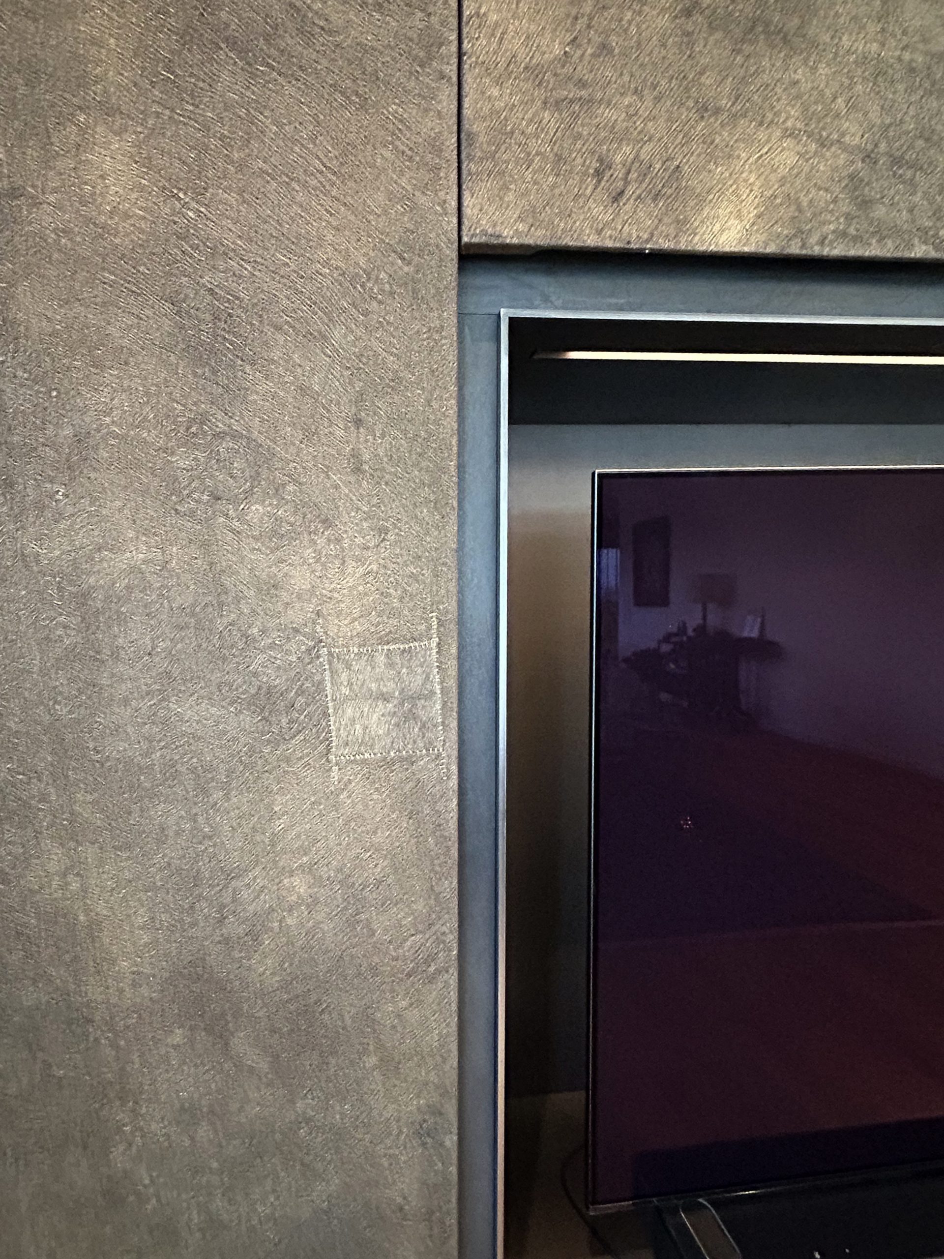 Nachhaltige Materialien stehen an erster Stelle und prägen den Charakter des Designs. Handgemachter Barktext aus Afrika, mit Liebe und Sorgfalt gefertigt, bringt Authentizität und Tiefe in den Raum. Edle Naturmaterialien inspirieren unsere kreative Arbeit und verleihen der Innenarchitektur eine zeitlose, hochwertige Ausdruckskraft.