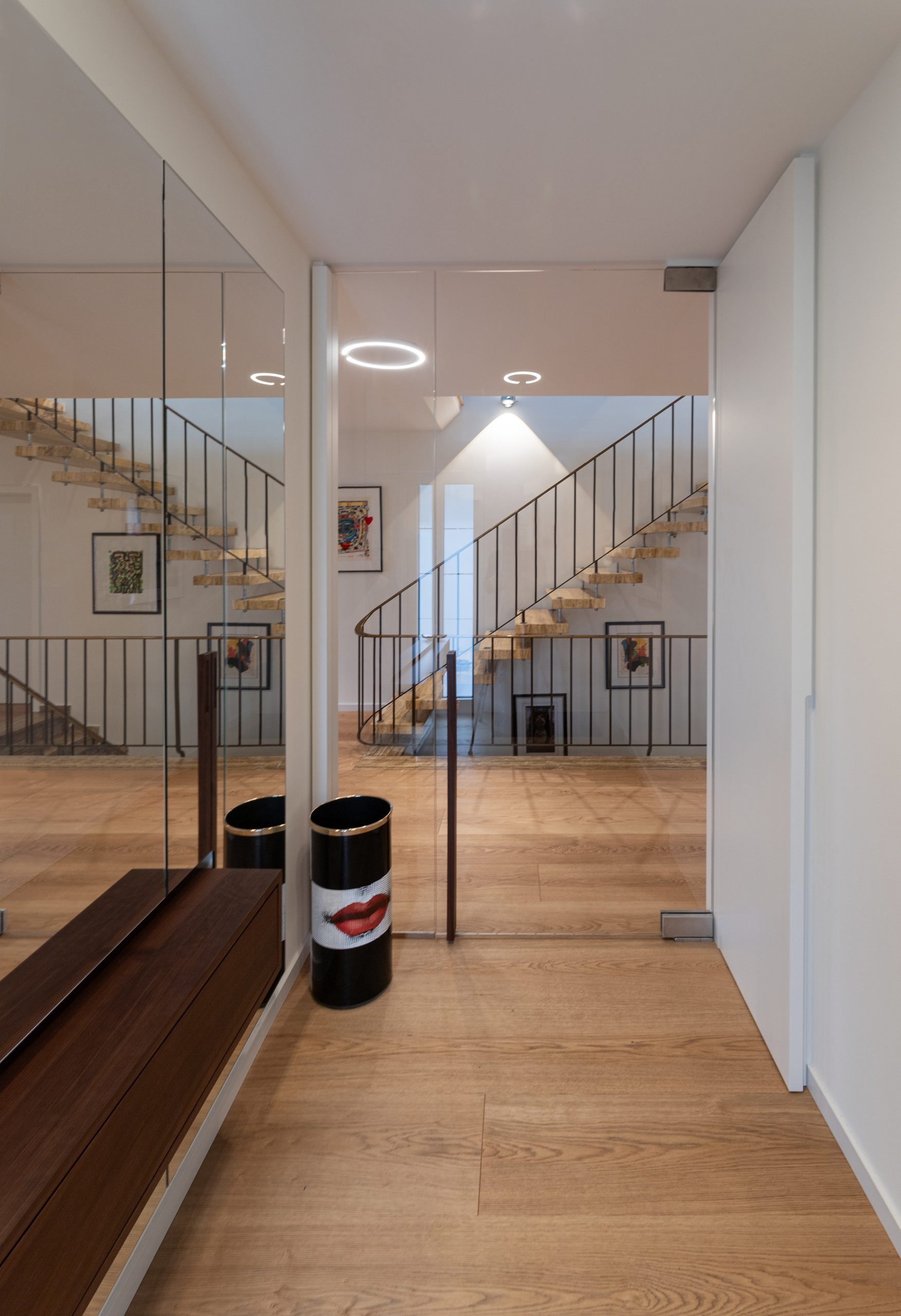 Akzente von Fornasetti bringen eine spielerische, kunstvolle Note in den Raum, der von klaren Linien und edlen, massiven Materialien geprägt ist. Spiegel, Massivholz und eine schlichte, präzise Beleuchtung schaffen eine ruhige Bühne, auf der die Fornasetti-Elemente ihre volle Wirkung entfalten und die Innenarchitektur aufwerten.