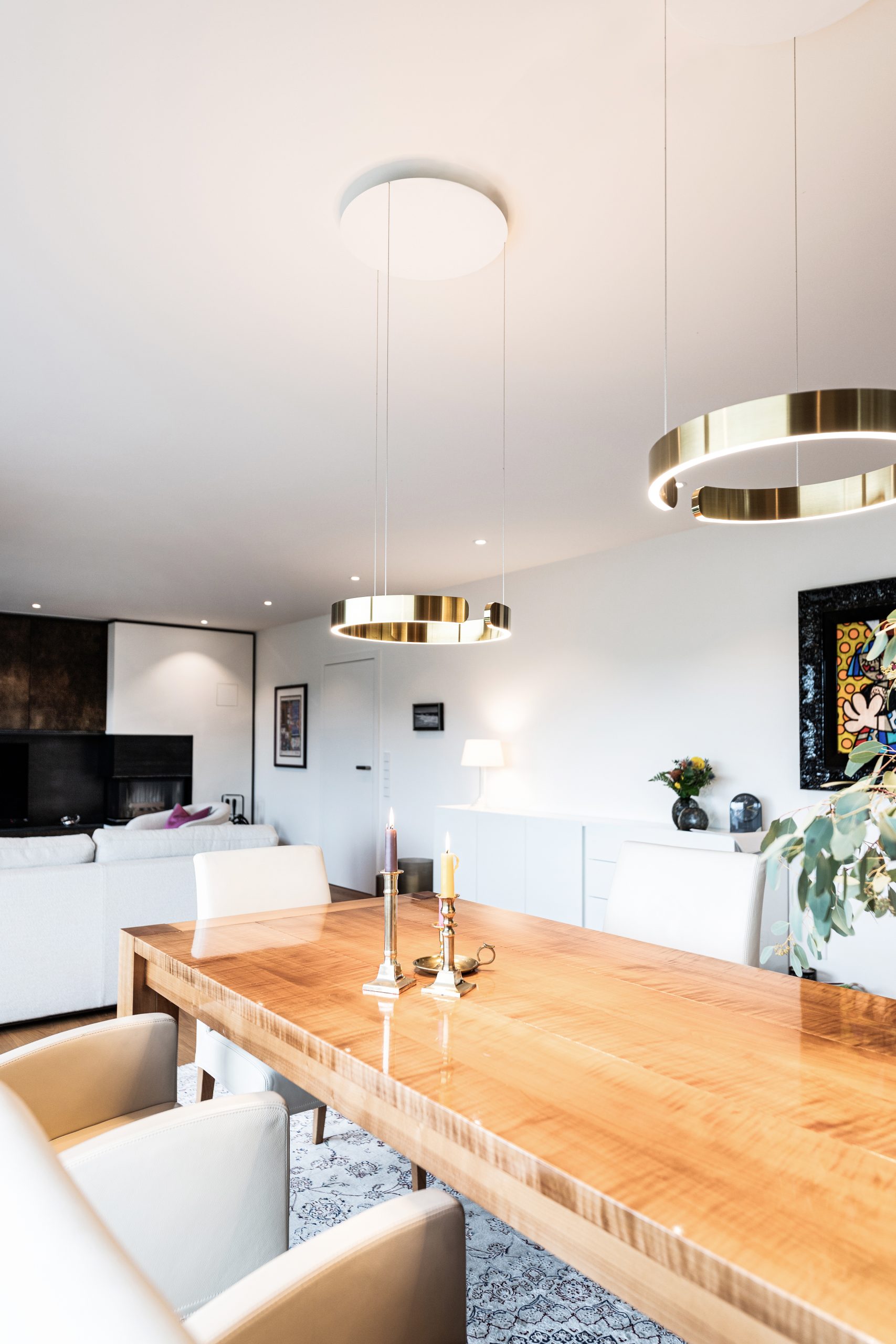 Occhio Leuchten bringen Eleganz und Modernität in Räume mit bestehenden massiven Designmöbeln aus Holz. Die hochwertige Lichtgestaltung schafft eine nachhaltige Verbindung von Alt und Neu und unterstreicht die zeitlose Ästhetik moderner Innenarchitektur.