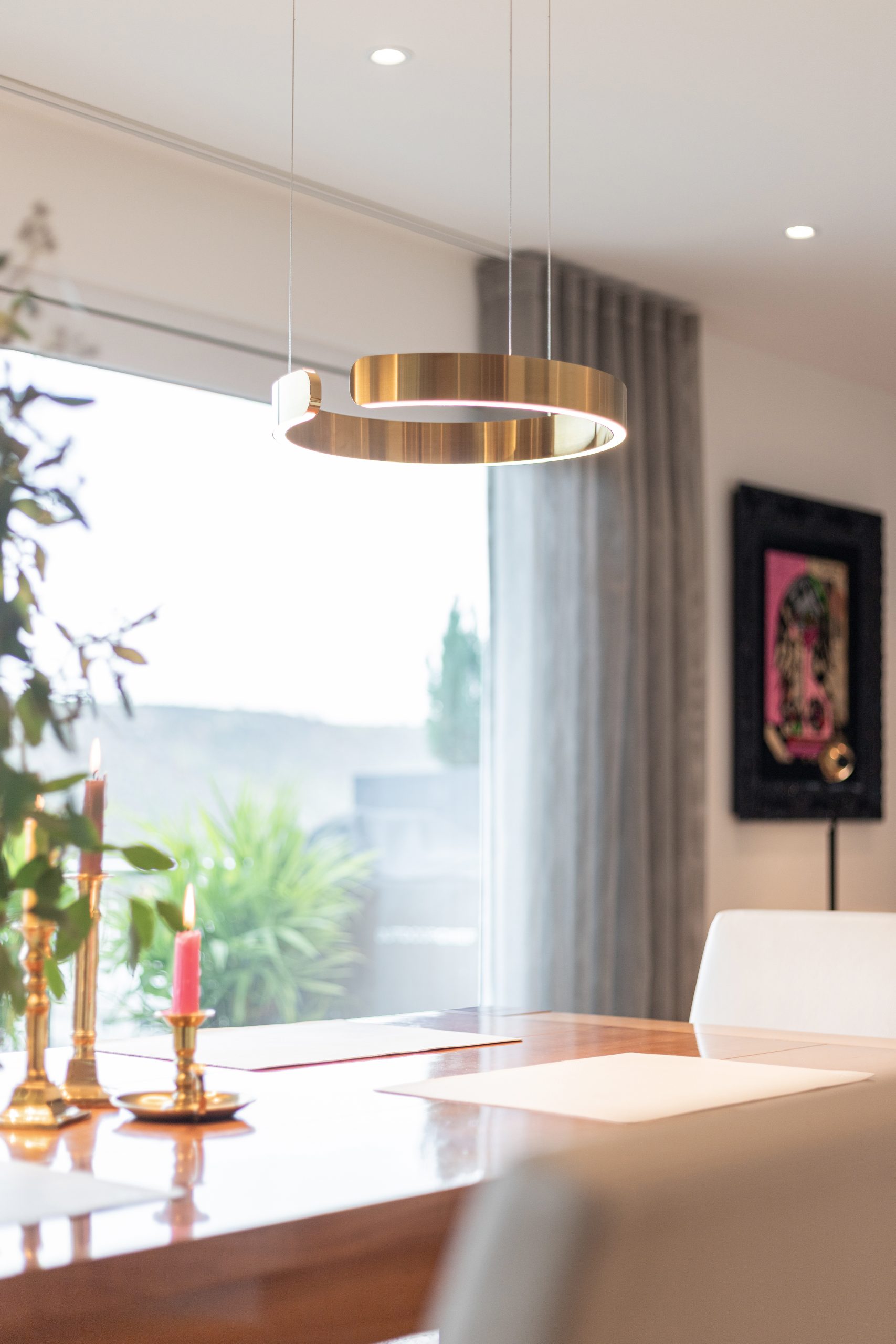 Occhio Leuchten bringen Eleganz und Modernität in Räume mit bestehenden massiven Designmöbeln aus Holz. Die hochwertige Lichtgestaltung schafft eine nachhaltige Verbindung von Alt und Neu und unterstreicht die zeitlose Ästhetik moderner Innenarchitektur.