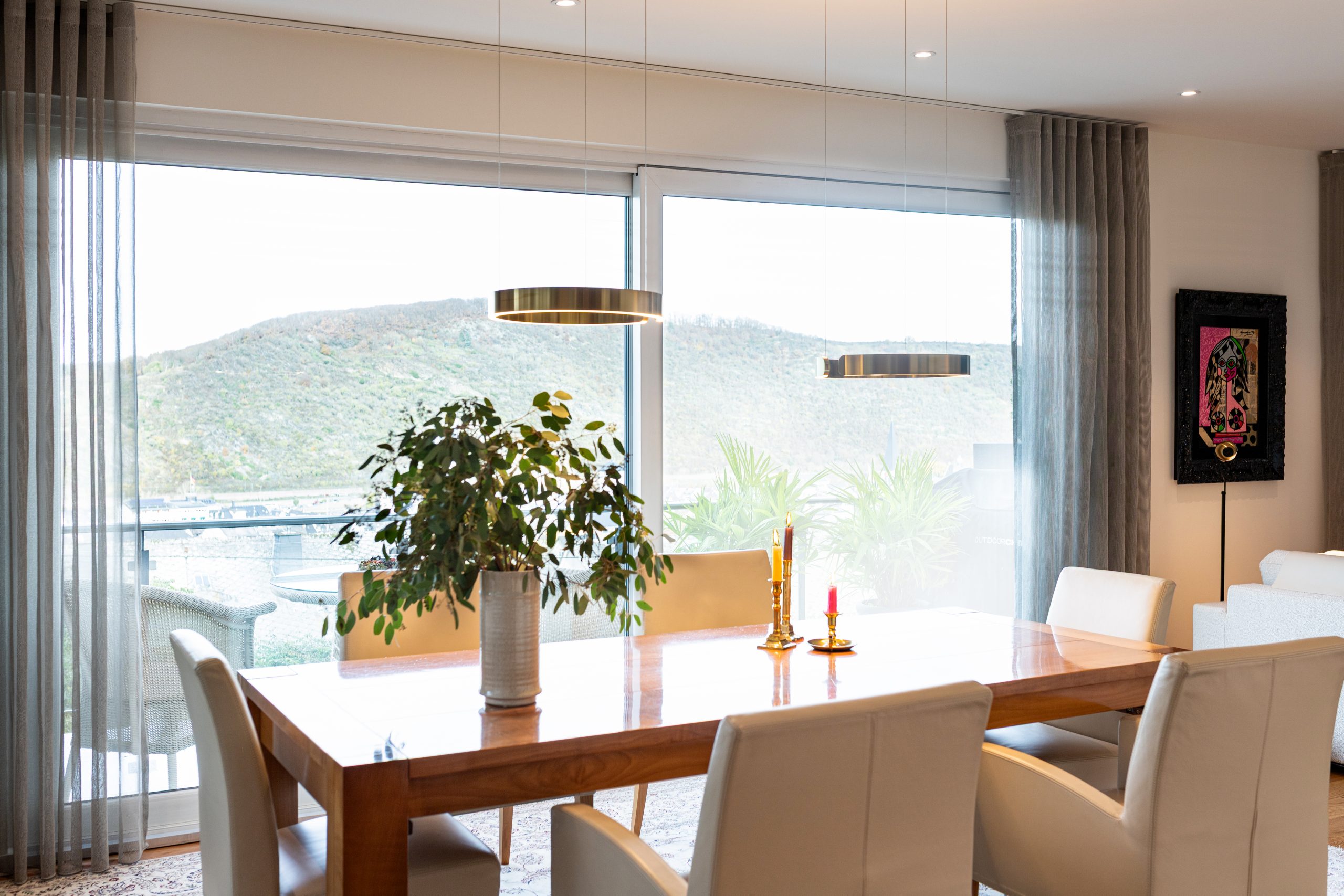 Schlichte Leuchten bringen Eleganz und Modernität in Räume mit bestehenden massiven Designmöbeln aus Holz. Die hochwertige Lichtgestaltung schafft eine nachhaltige Verbindung von Alt und Neu und unterstreicht die zeitlose Ästhetik moderner Innenarchitektur.