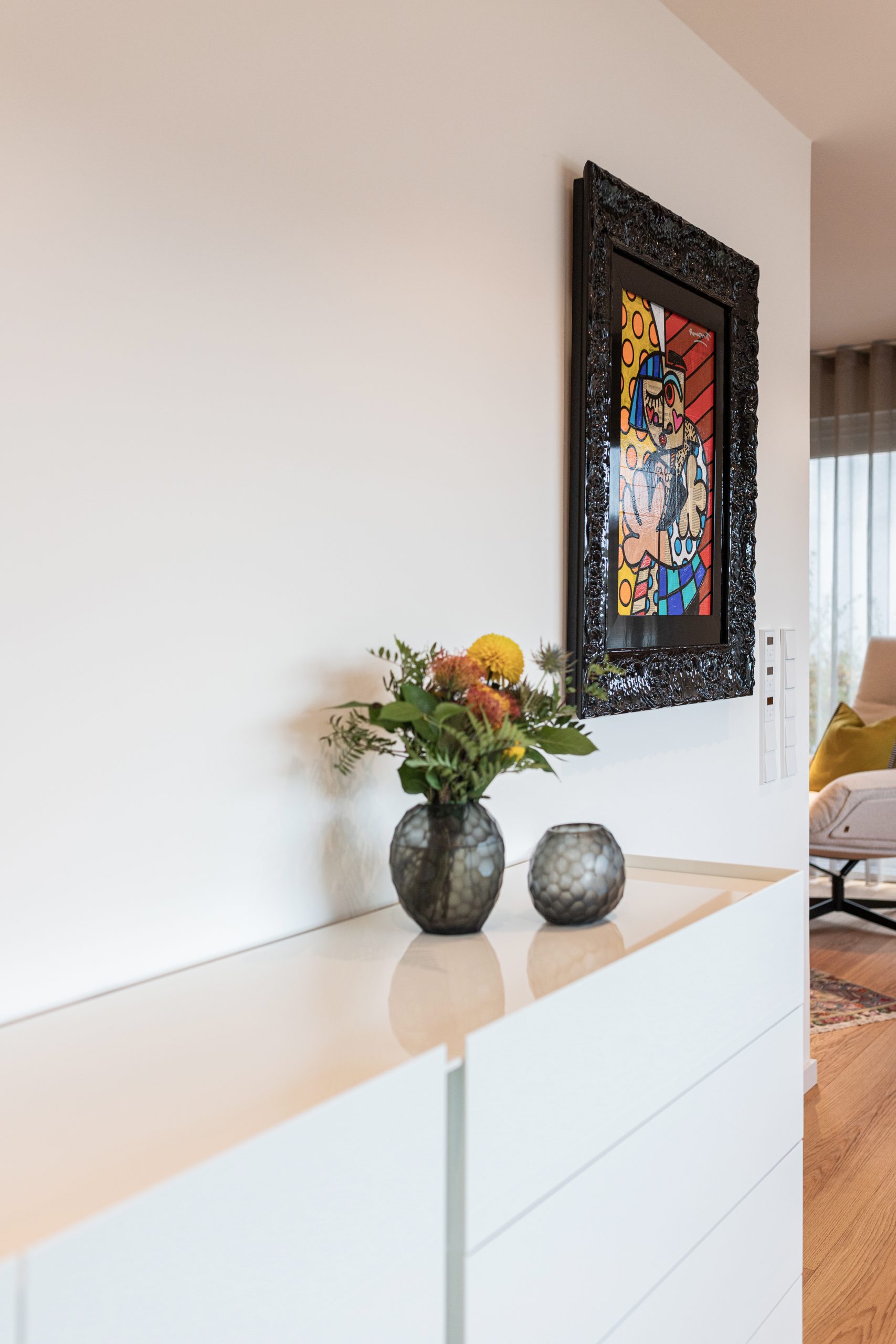 Schlichte, moderne Möbel schaffen eine ruhige Basis und lassen die Kunst von Romero Britto im Raum wirkungsvoll hervortreten. Die klare Gestaltung unterstützt eine hochwertige Innenarchitektur, bei der jedes Kunstwerk gezielt in Szene gesetzt wird.