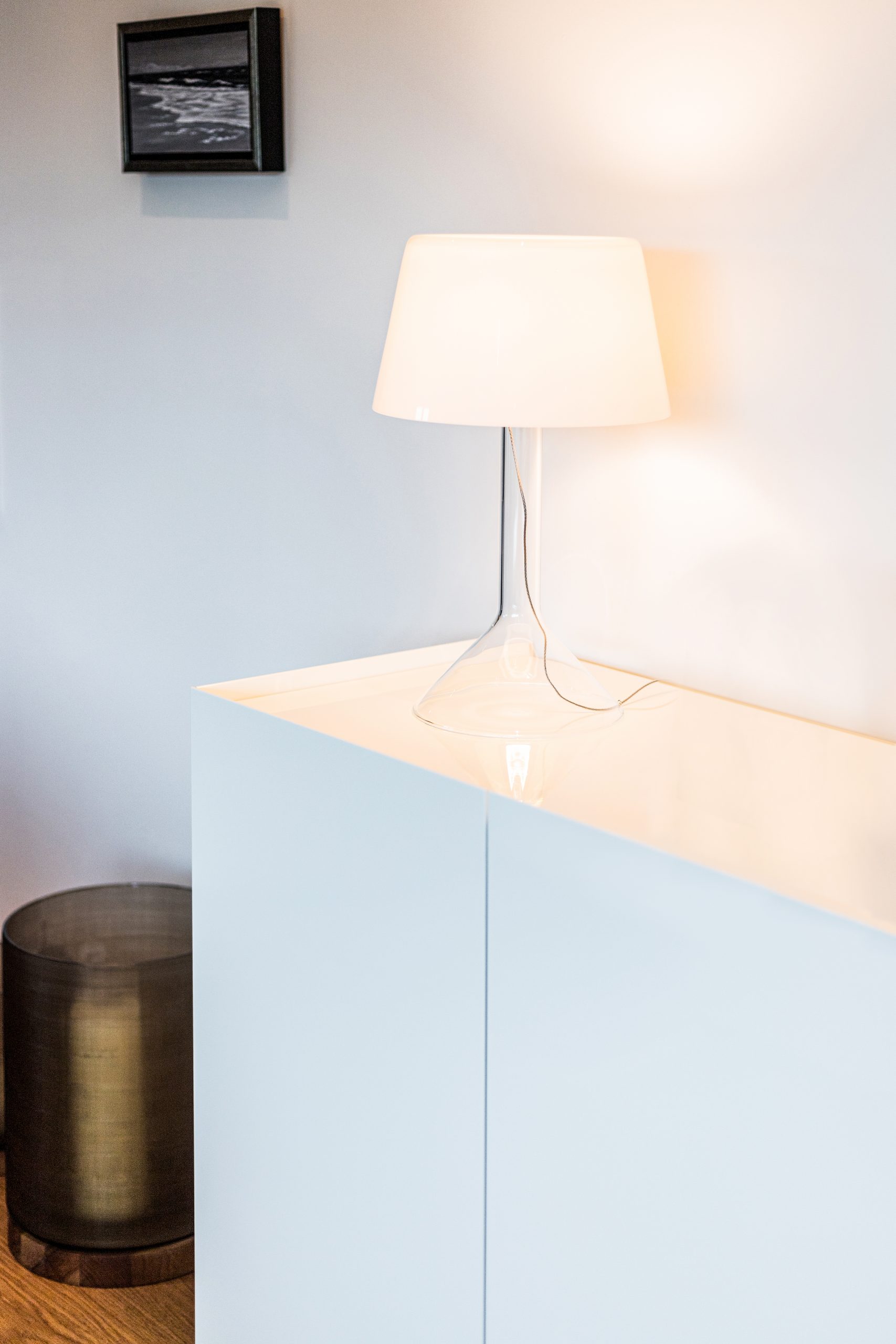 Schlichte, moderne Möbel schaffen eine ruhige Basis und lassen die Kunst im Raum wirkungsvoll hervortreten. Die klare Gestaltung unterstützt eine hochwertige Innenarchitektur, bei der jedes Kunstwerk gezielt in Szene gesetzt wird.