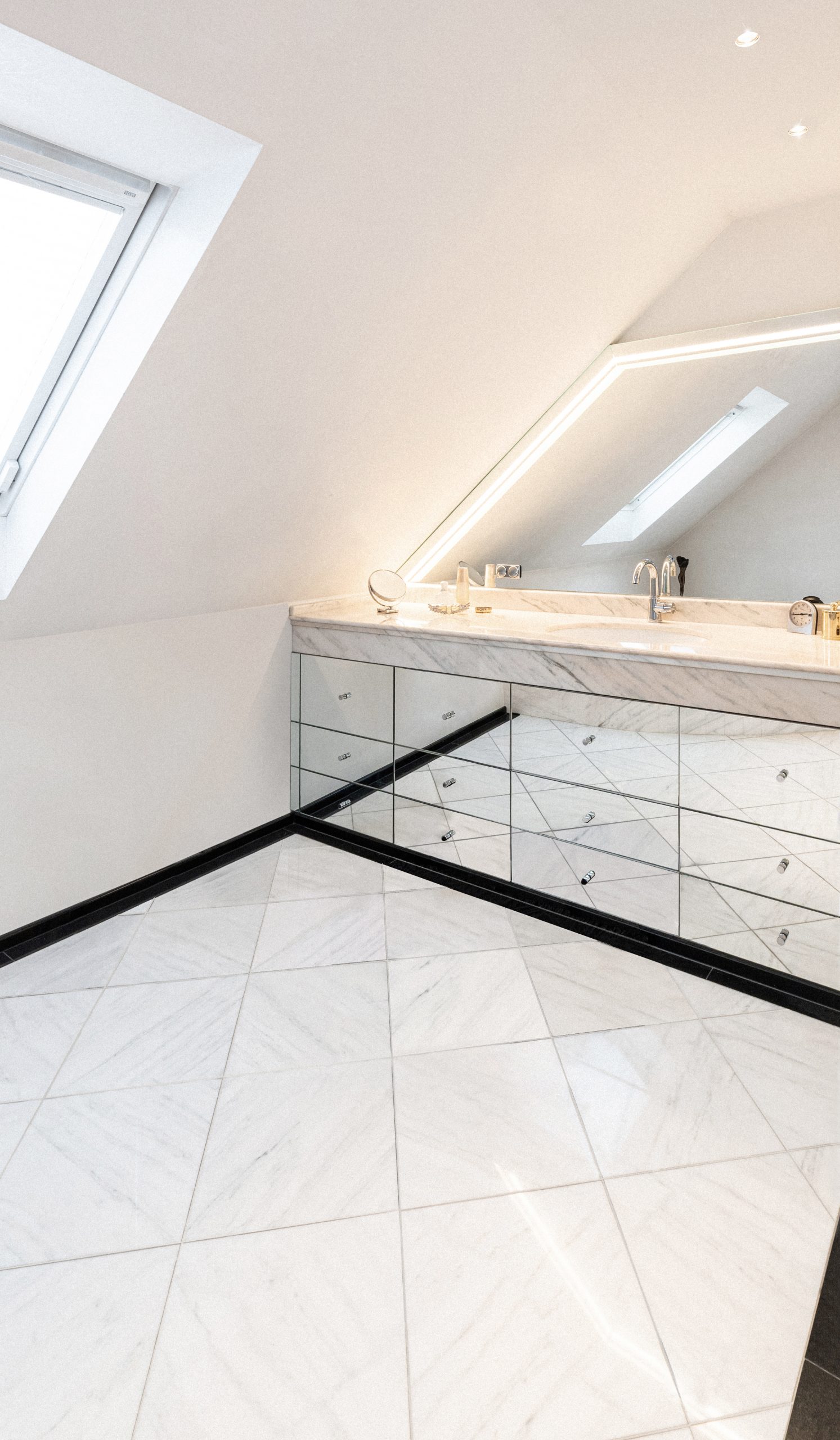 Modernes Masterbad mit neoklassischem Look, funktional geplant und mit optimaler Raumnutzung. Die schwarz-weiße Farbpalette sorgt für zeitlose Eleganz und ein stimmiges, hochwertiges Gesamtbild.