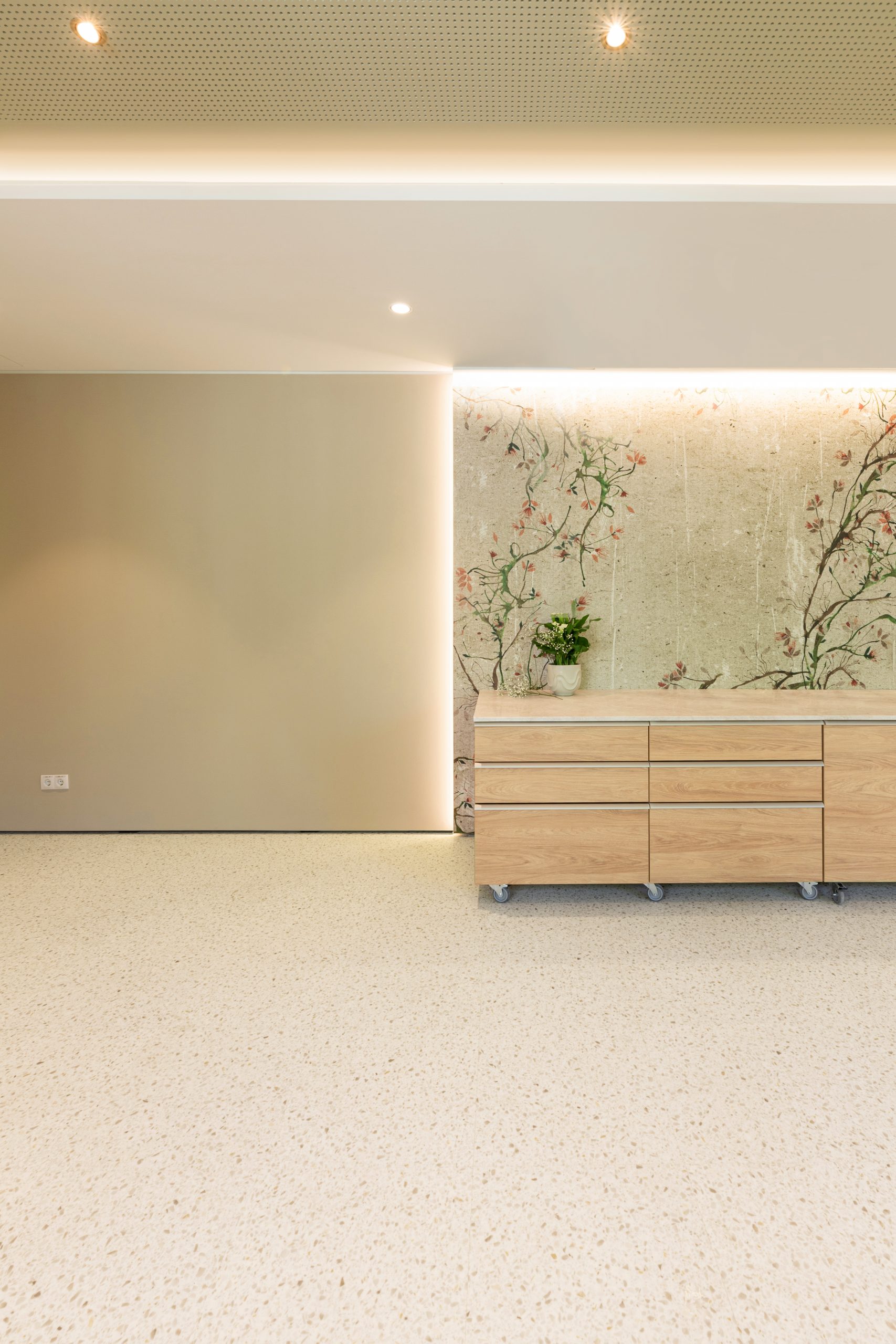Ein Speisesaal für Damen mit Lebenserfahrung, die sich einen ruhigen, zeitlosen Raum mit Gartencharakter gewünscht haben.
Klare Linien, mobile Buffetzeilen und eine flexible Nutzung verbinden Ästhetik mit Funktion. Besonderes Augenmerk lag auf altersgerechter Planung, angenehmer Akustik und durchdachten Details.