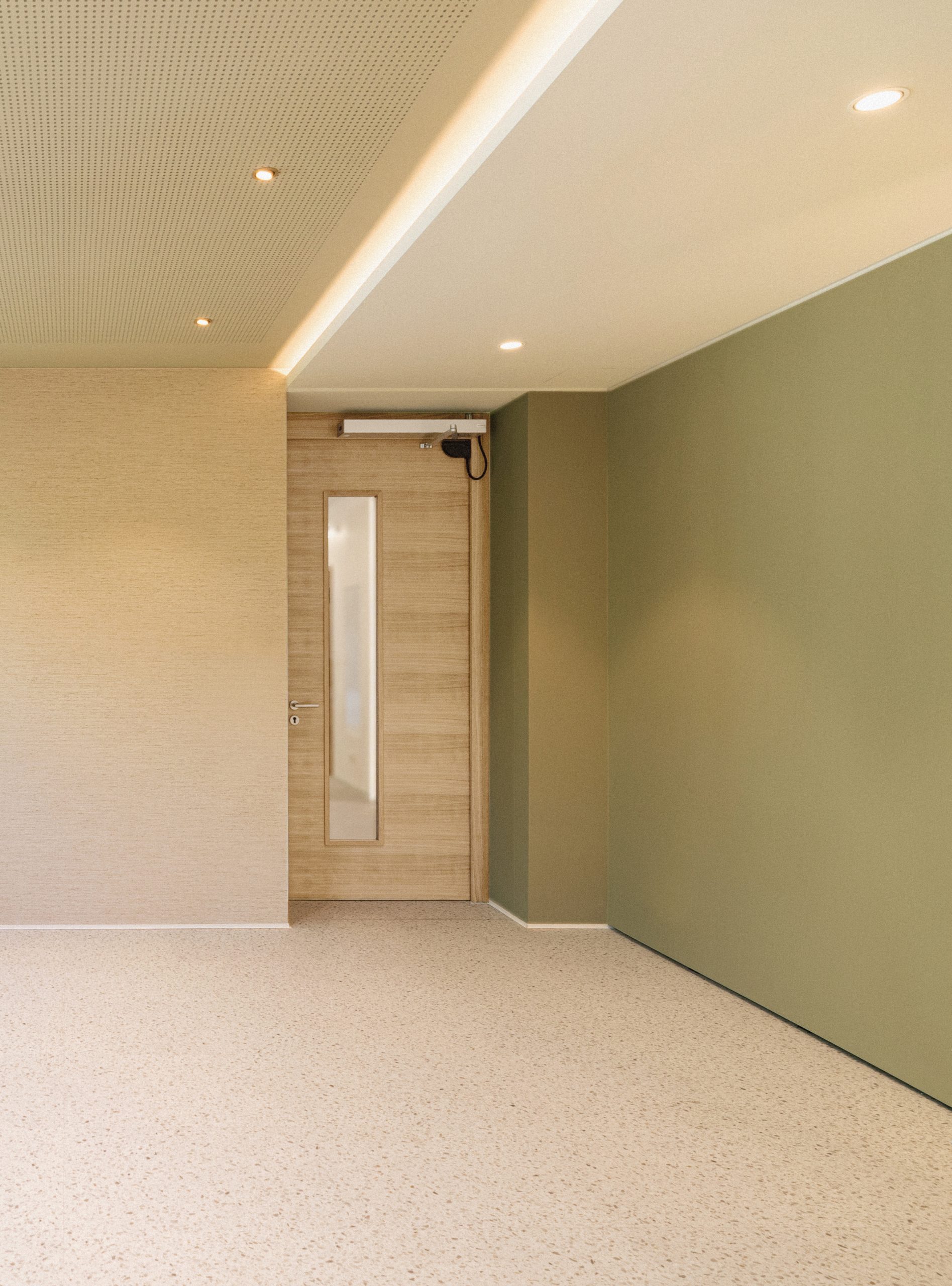 Ein Speisesaal für Damen mit Lebenserfahrung, die sich einen ruhigen, zeitlosen Raum mit Gartencharakter gewünscht haben.
Klare Linien, mobile Buffetzeilen und eine flexible Nutzung verbinden Ästhetik mit Funktion. Besonderes Augenmerk lag auf altersgerechter Planung, angenehmer Akustik und durchdachten Details.