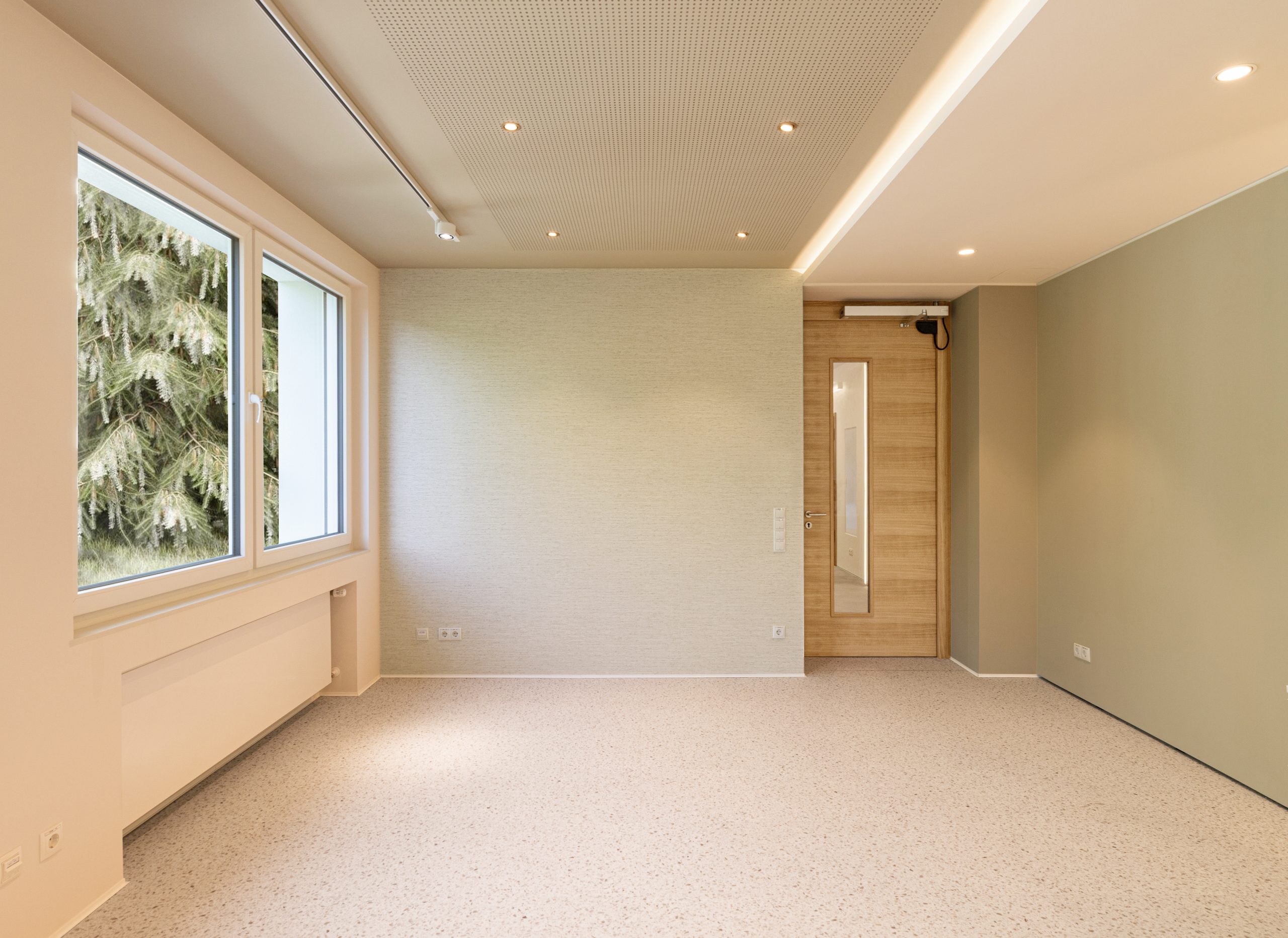 Ein Essraum für Damen mit Lebenserfahrung, die sich einen ruhigen, zeitlosen Raum mit Gartencharakter gewünscht haben.
Klare Linien, mobile Buffetzeilen und eine flexible Nutzung verbinden Ästhetik mit Funktion. Besonderes Augenmerk lag auf altersgerechter Planung, angenehmer Akustik und durchdachten Details.